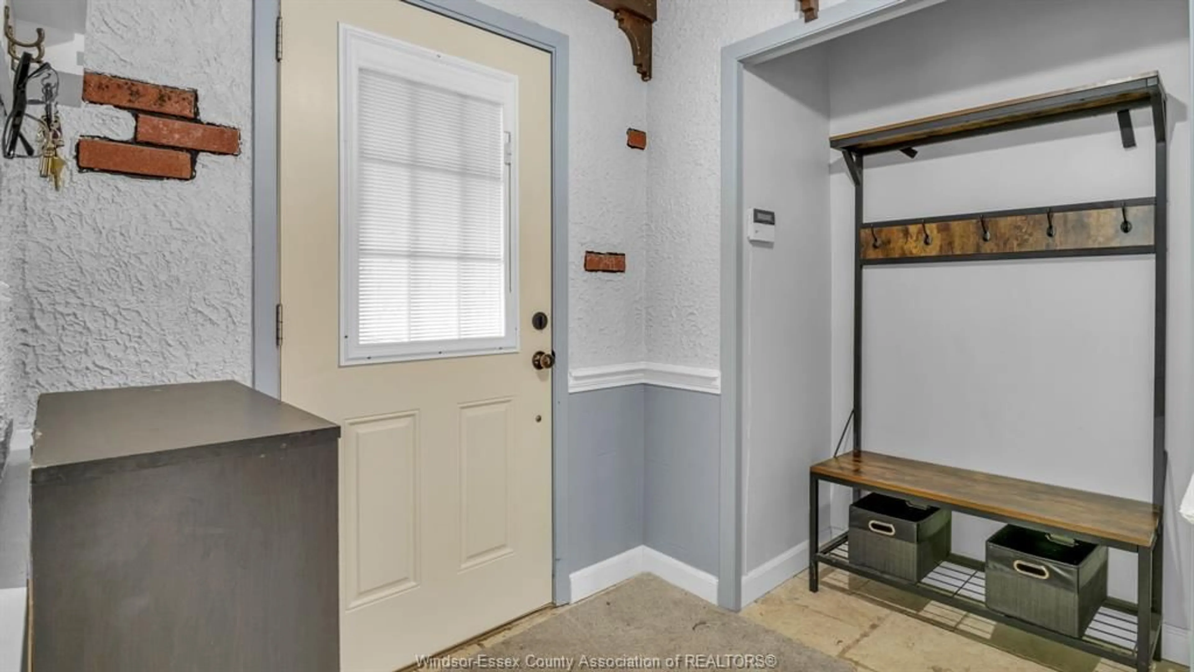 Indoor entryway for 9645 BEACHDALE, Windsor Ontario N8R 1S4