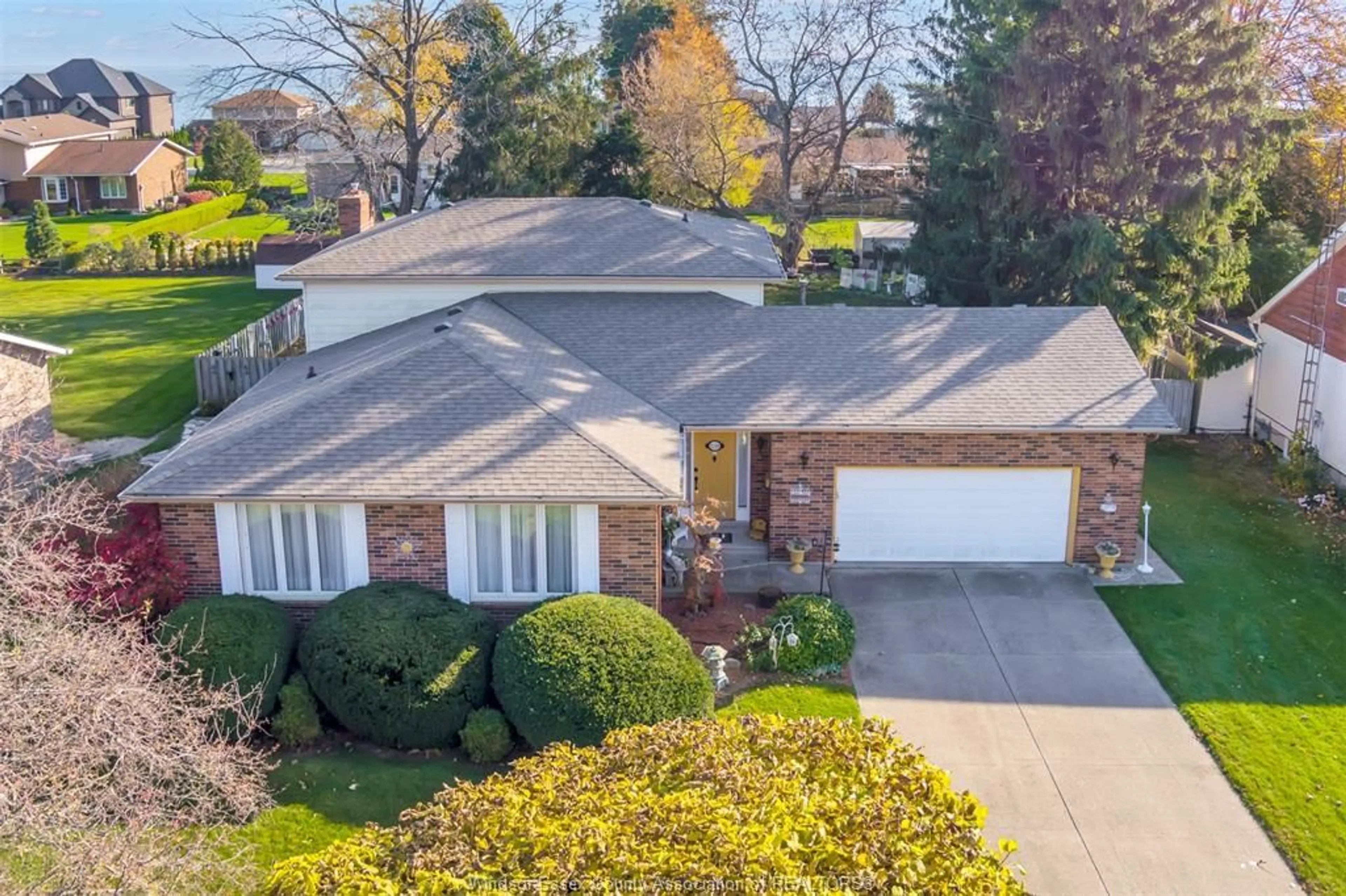A pic from outside/outdoor area/front of a property/back of a property/a pic from drone, street for 1219 NOTTINGHAM, Kingsville Ontario N9Y 3K8