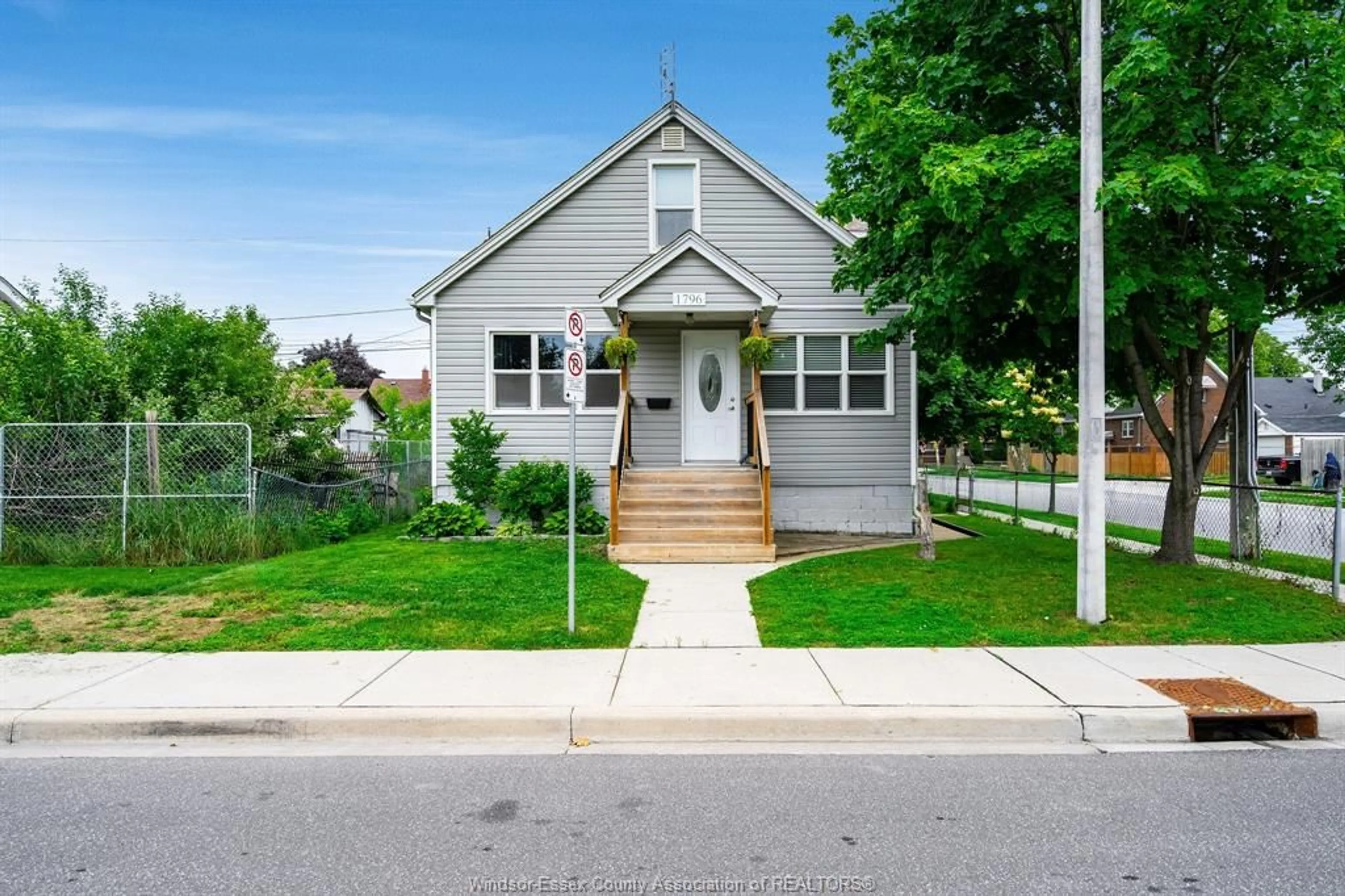 Home with vinyl exterior material, street for 1796 Cadillac, Windsor Ontario N8Y 2V8