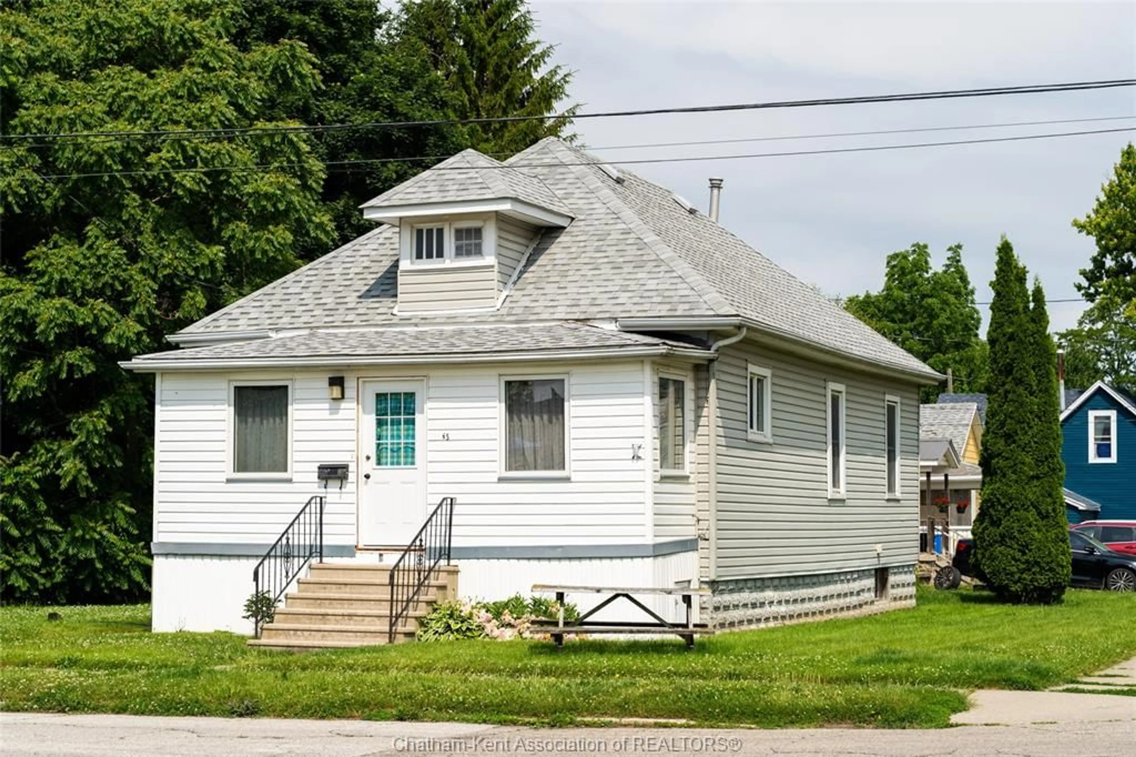 Home with vinyl exterior material, street for 65 PATTESON Ave, Chatham Ontario N7M 1T6