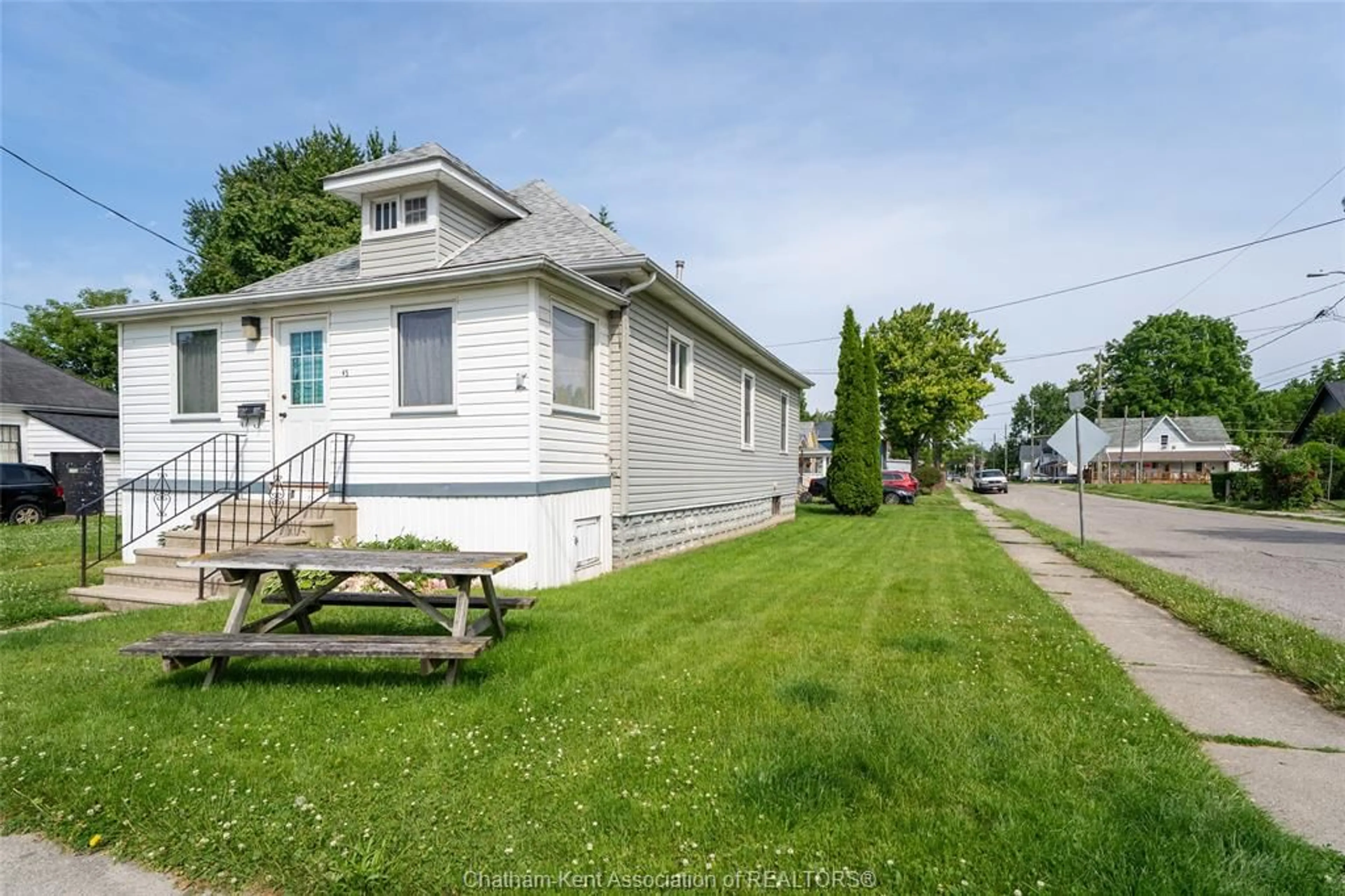 A pic from outside/outdoor area/front of a property/back of a property/a pic from drone, street for 65 PATTESON Ave, Chatham Ontario N7M 1T6