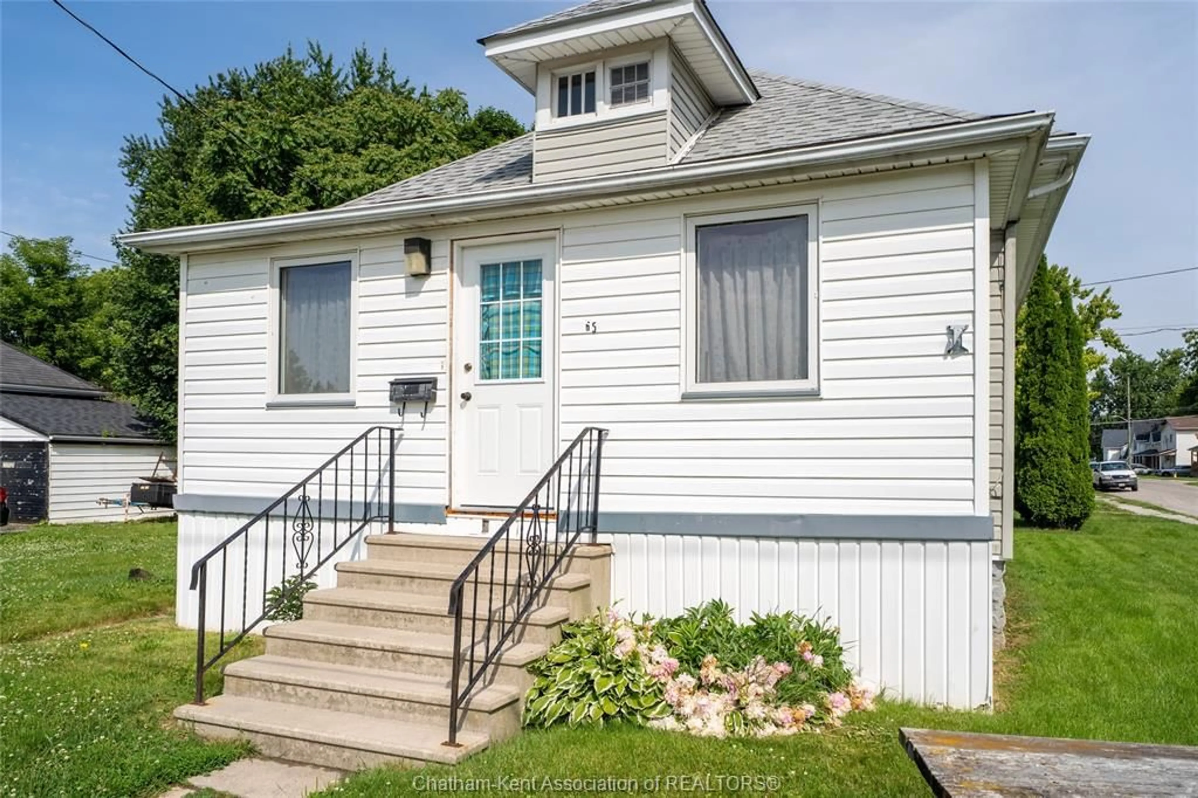 Home with vinyl exterior material, street for 65 PATTESON Ave, Chatham Ontario N7M 1T6