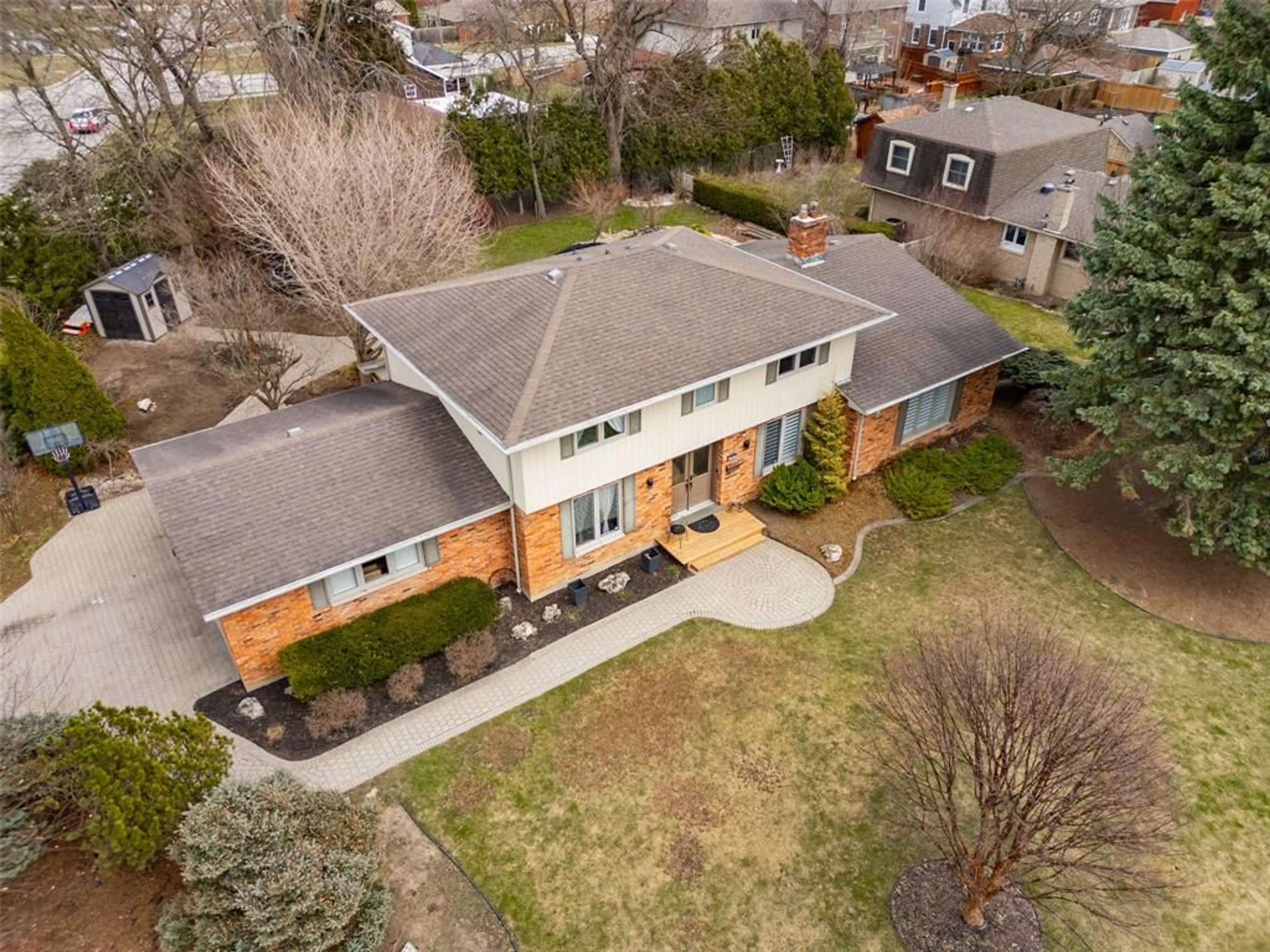A pic from outside/outdoor area/front of a property/back of a property/a pic from drone, street for 147 CRYSTAL Dr, Chatham Ontario N7M 3C8