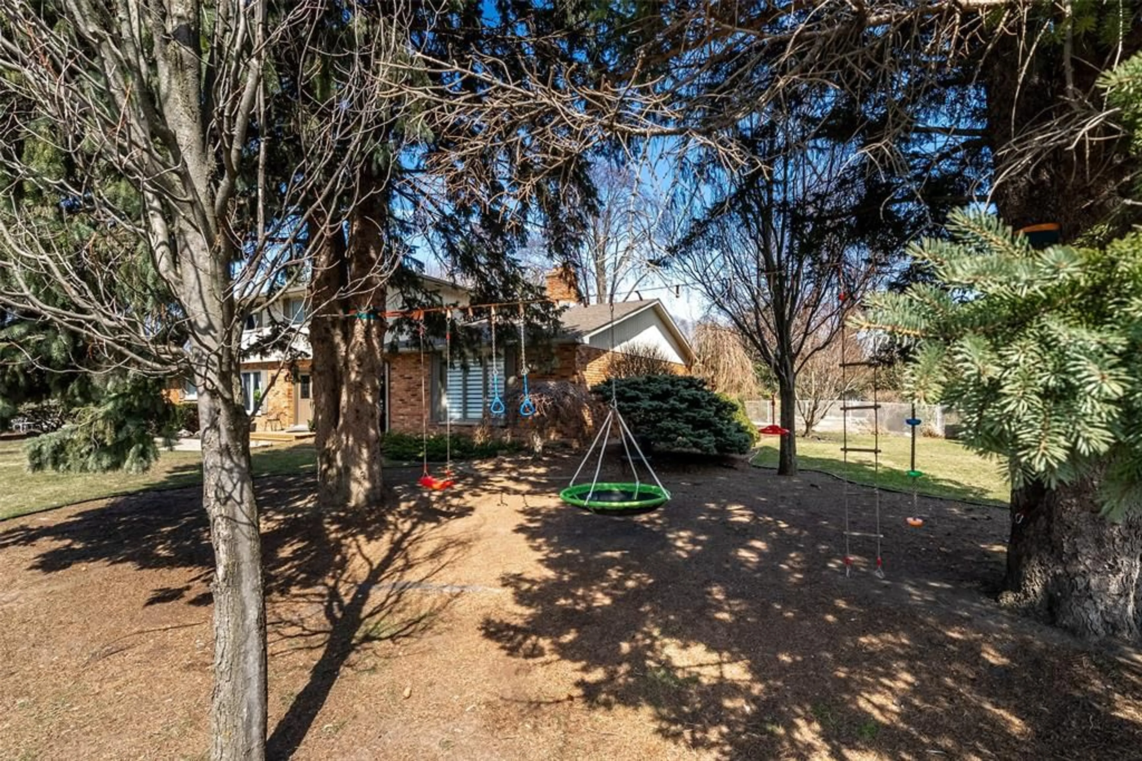 A pic from outside/outdoor area/front of a property/back of a property/a pic from drone, unknown for 147 CRYSTAL Dr, Chatham Ontario N7M 3C8