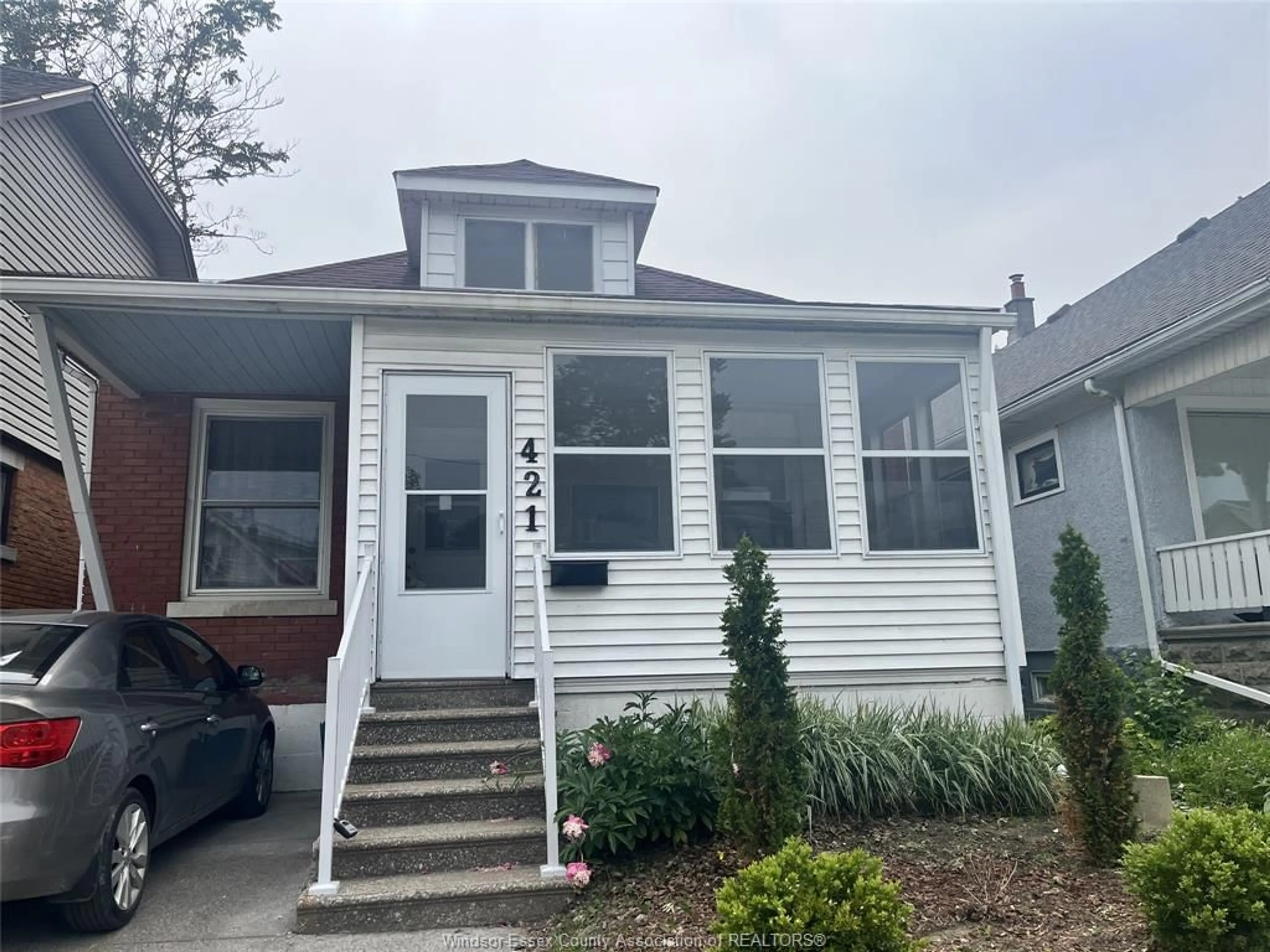 Home with vinyl exterior material, street for 421 Josephine, Windsor Ontario N9B 2K9