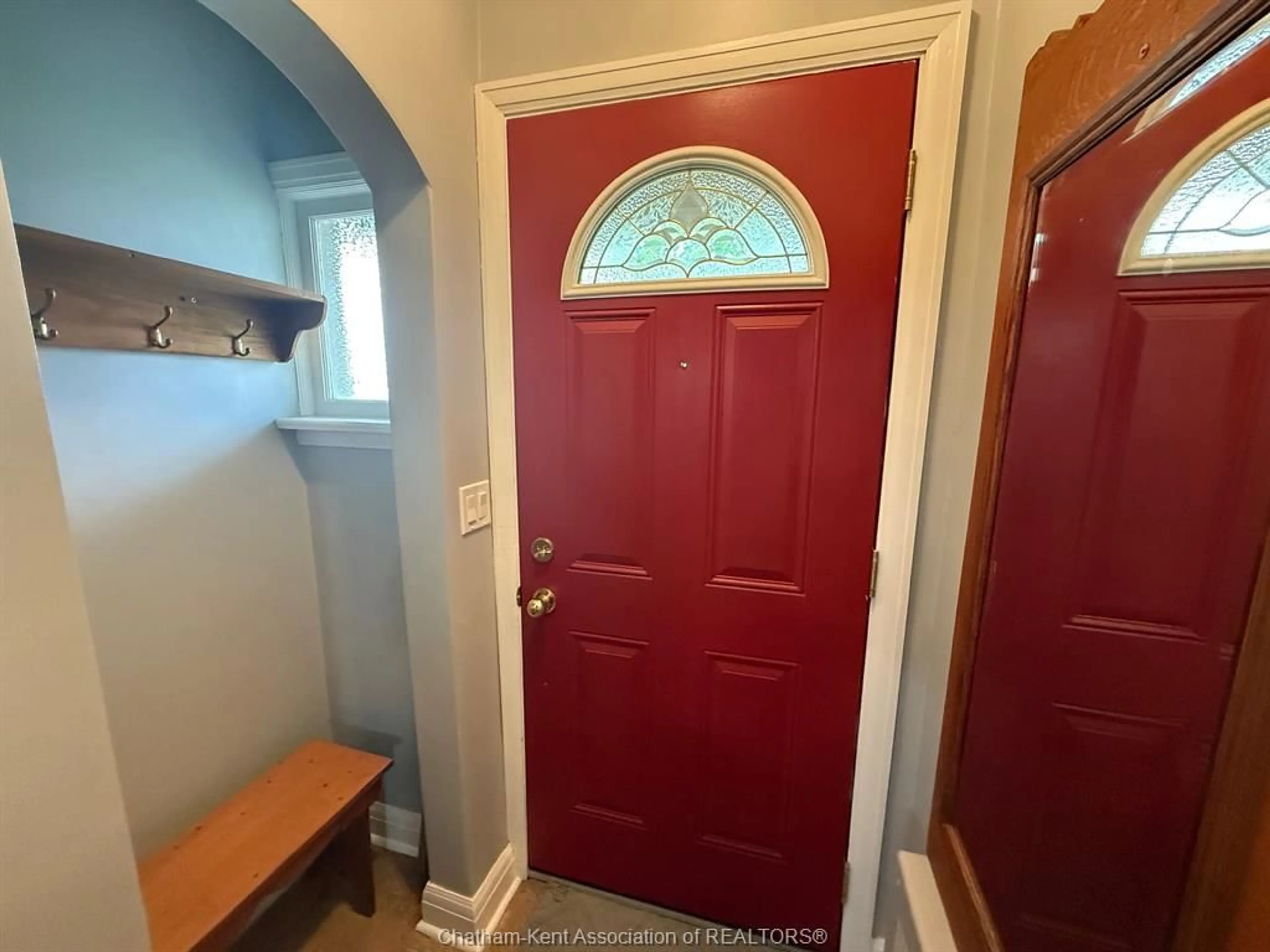Indoor entryway for 913 North St, Dresden Ontario N0P 1M0