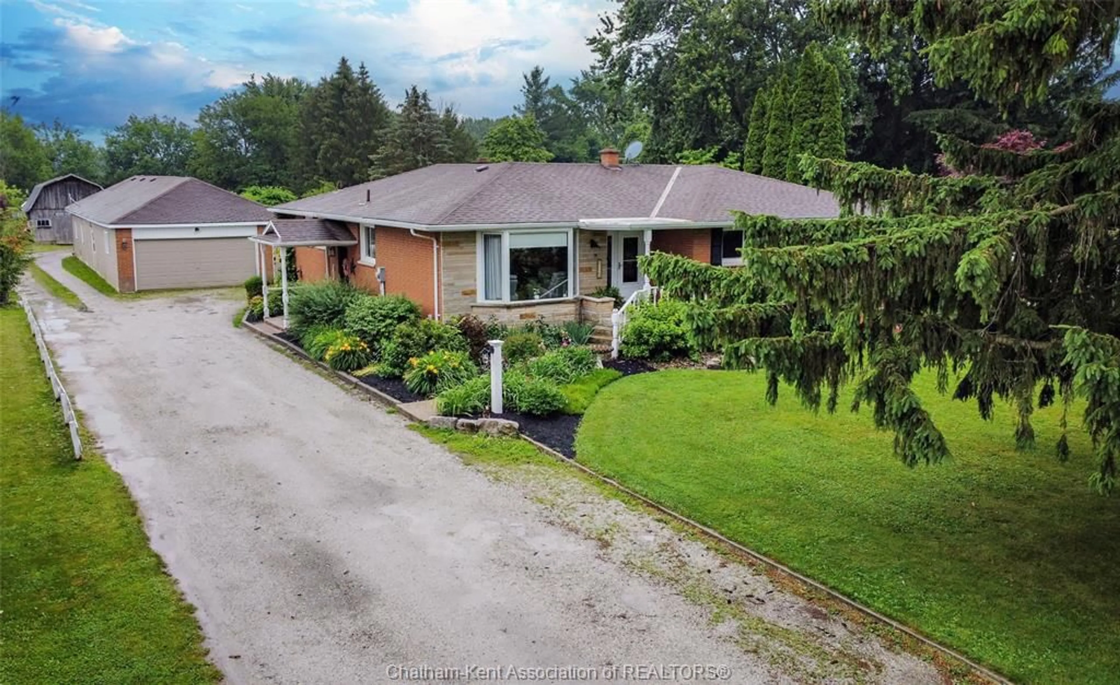 A pic from outside/outdoor area/front of a property/back of a property/a pic from drone, street for 424 Gregory Dr, Chatham Ontario N7M 5J7