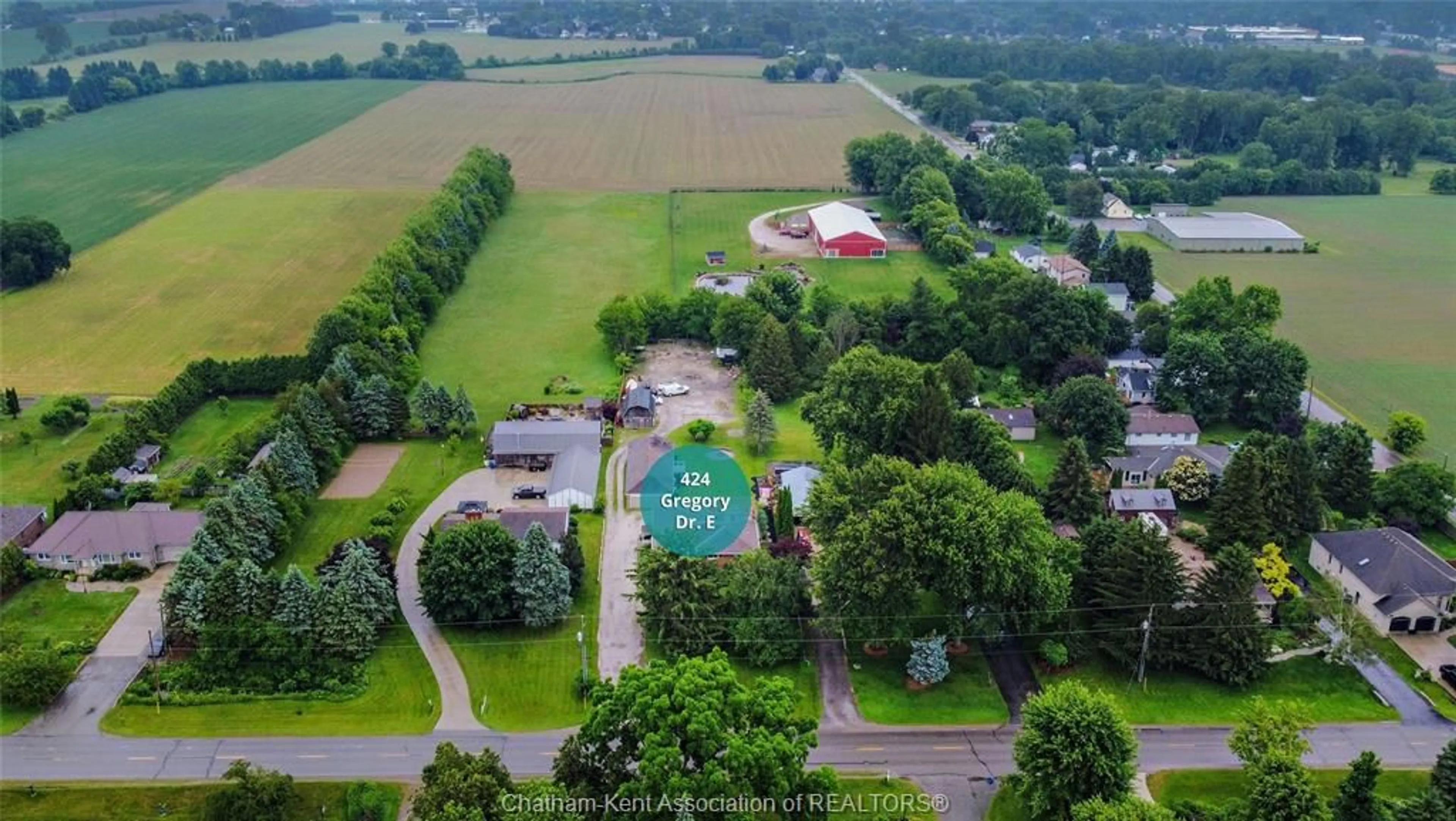 A pic from outside/outdoor area/front of a property/back of a property/a pic from drone, mountain view for 424 Gregory Dr, Chatham Ontario N7M 5J7
