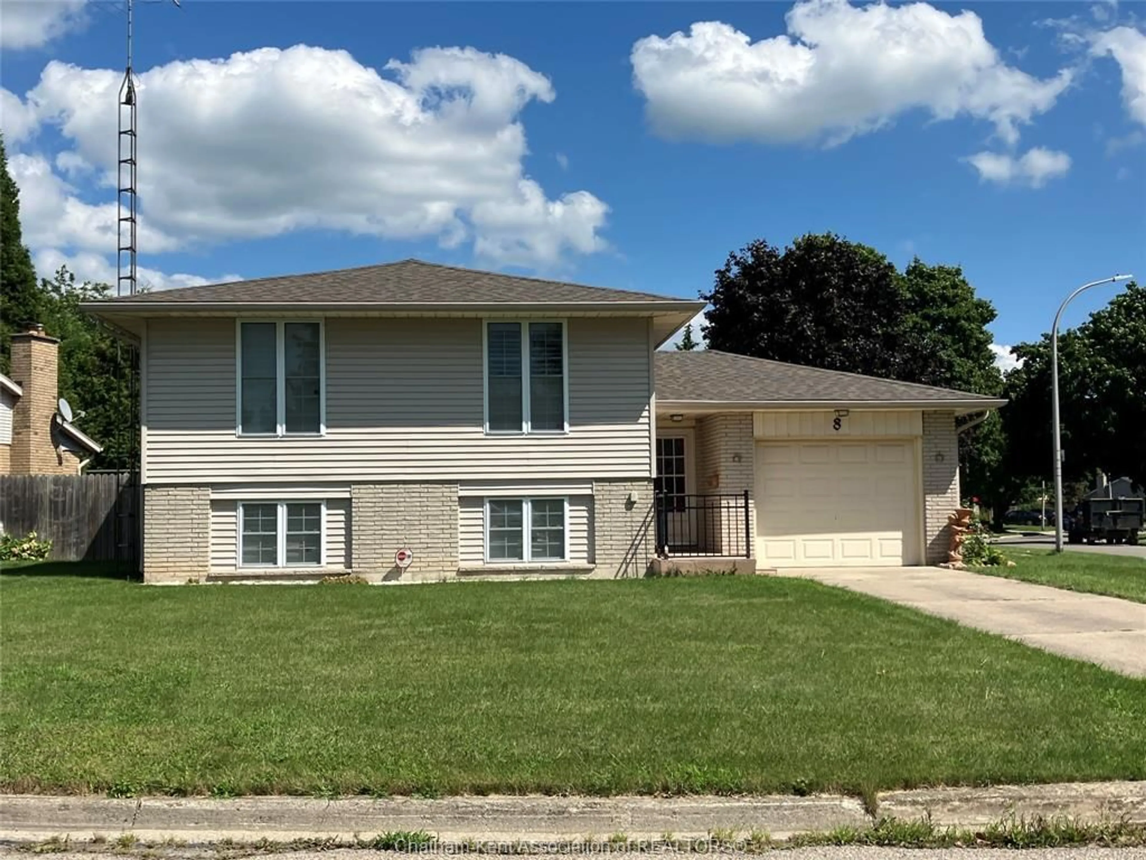 Home with vinyl exterior material, street for 8 REGAL Pl, Chatham Ontario N7M 5P5