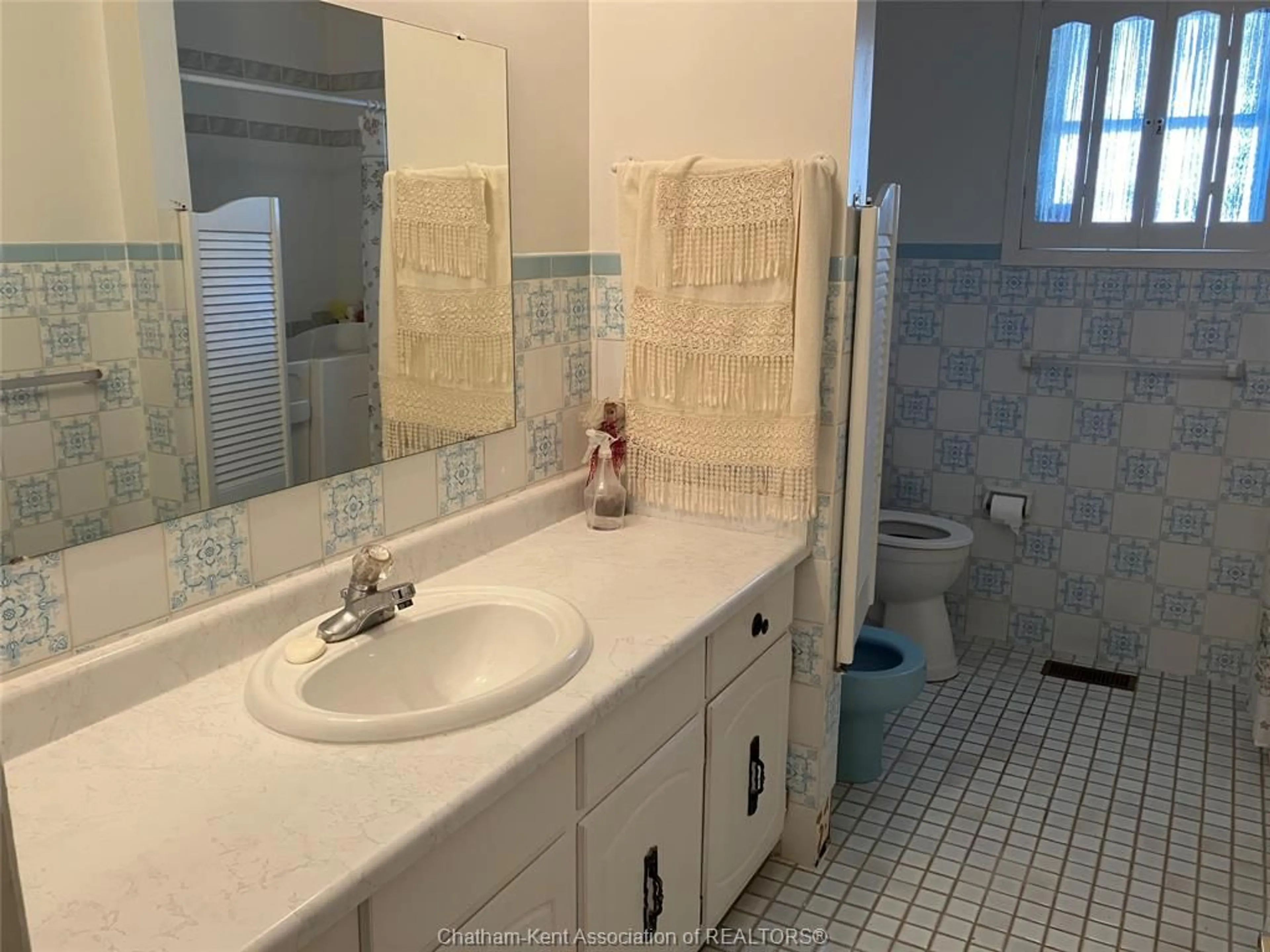 Standard bathroom, ceramic/tile floor for 8 REGAL Pl, Chatham Ontario N7M 5P5