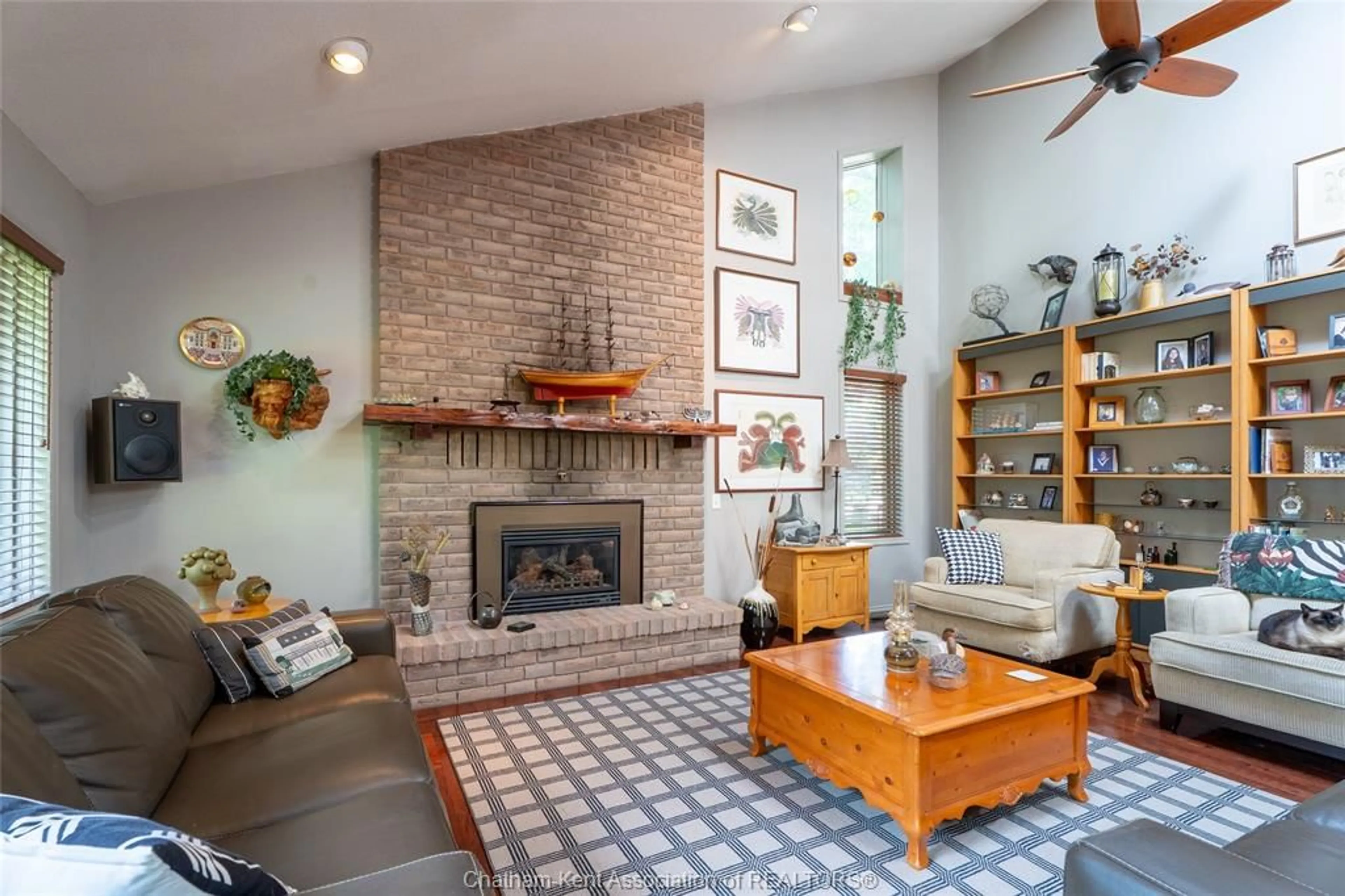 Living room with furniture, unknown for 30 CRAMAR Cres, Chatham Ontario N7M 6G3