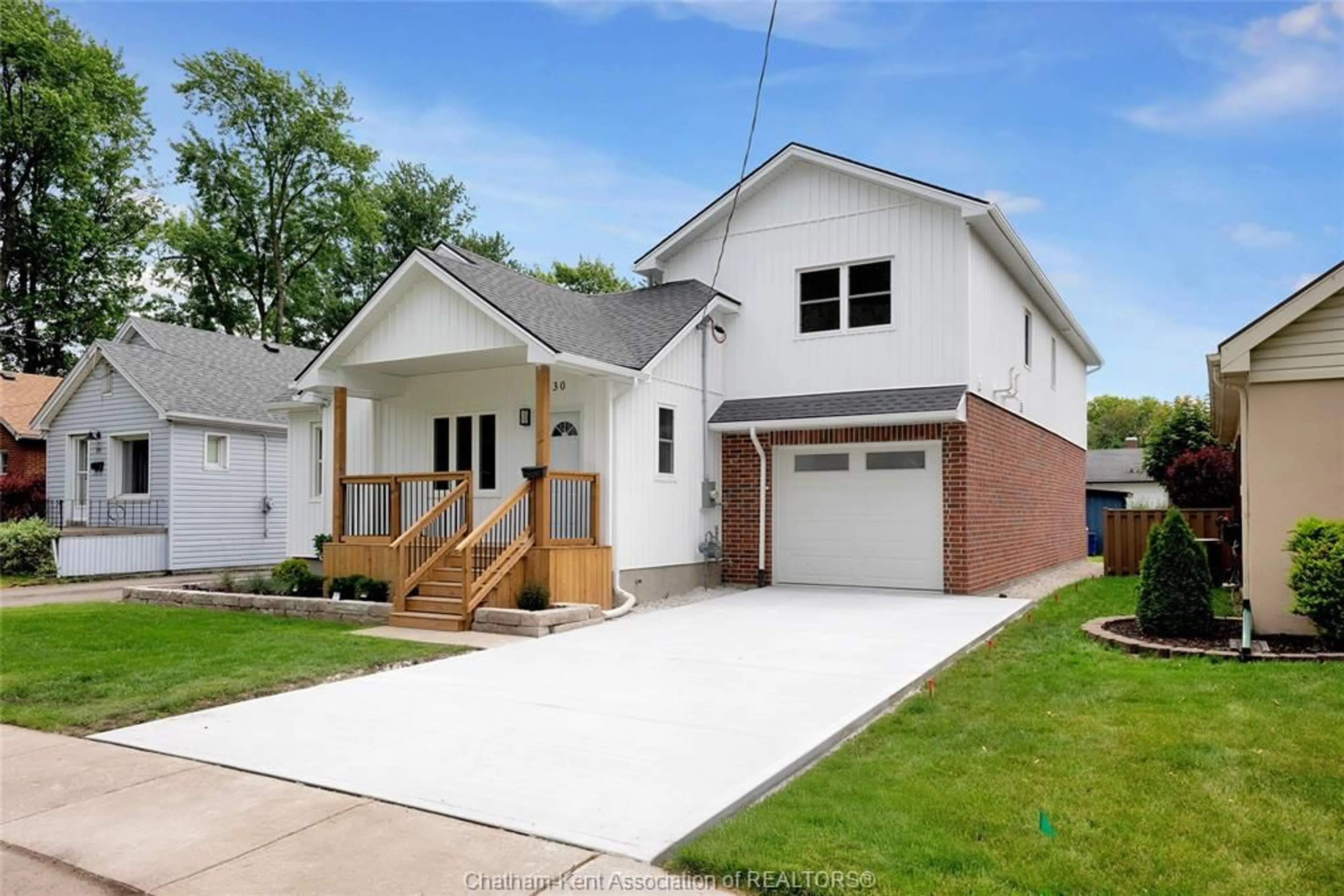 Home with vinyl exterior material, street for 30 MCNAUGHTON Ave, Chatham Ontario N7L 2G1