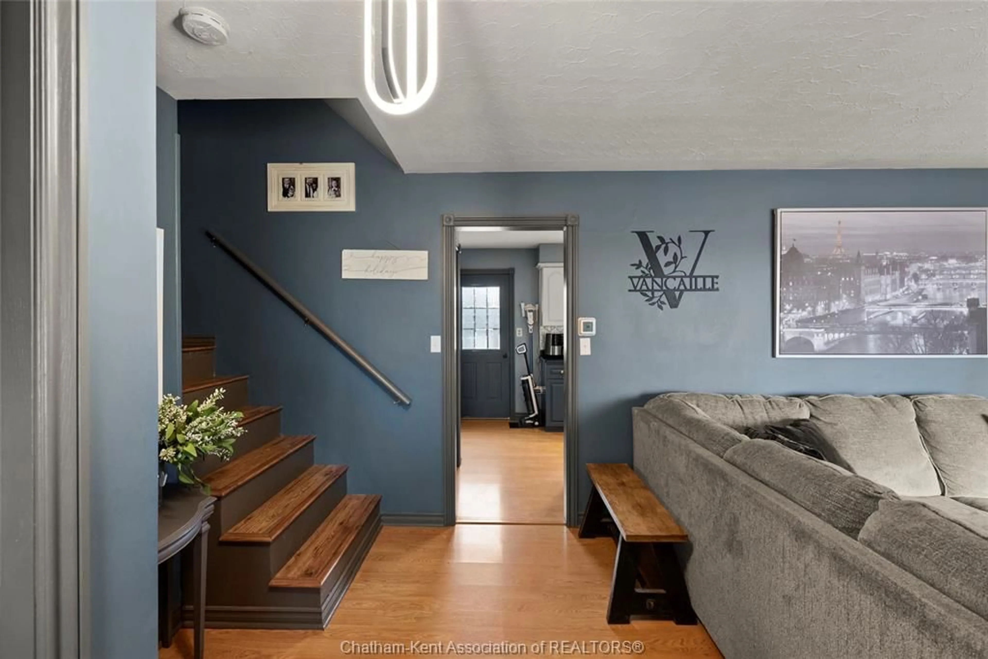 Indoor entryway for 27 Lillian St, Wallaceburg Ontario N8A 4W2