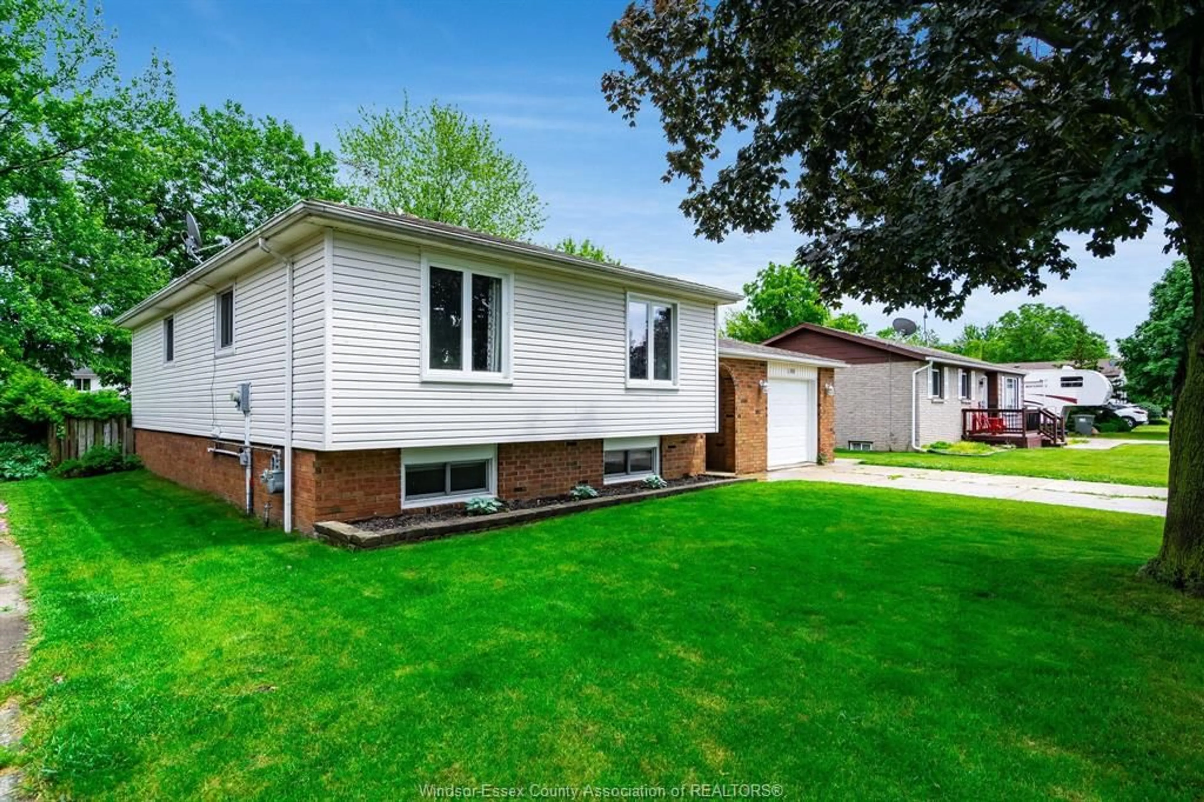 Home with vinyl exterior material, street for 186 ARTHUR St, Harrow Ontario N0R 1G0