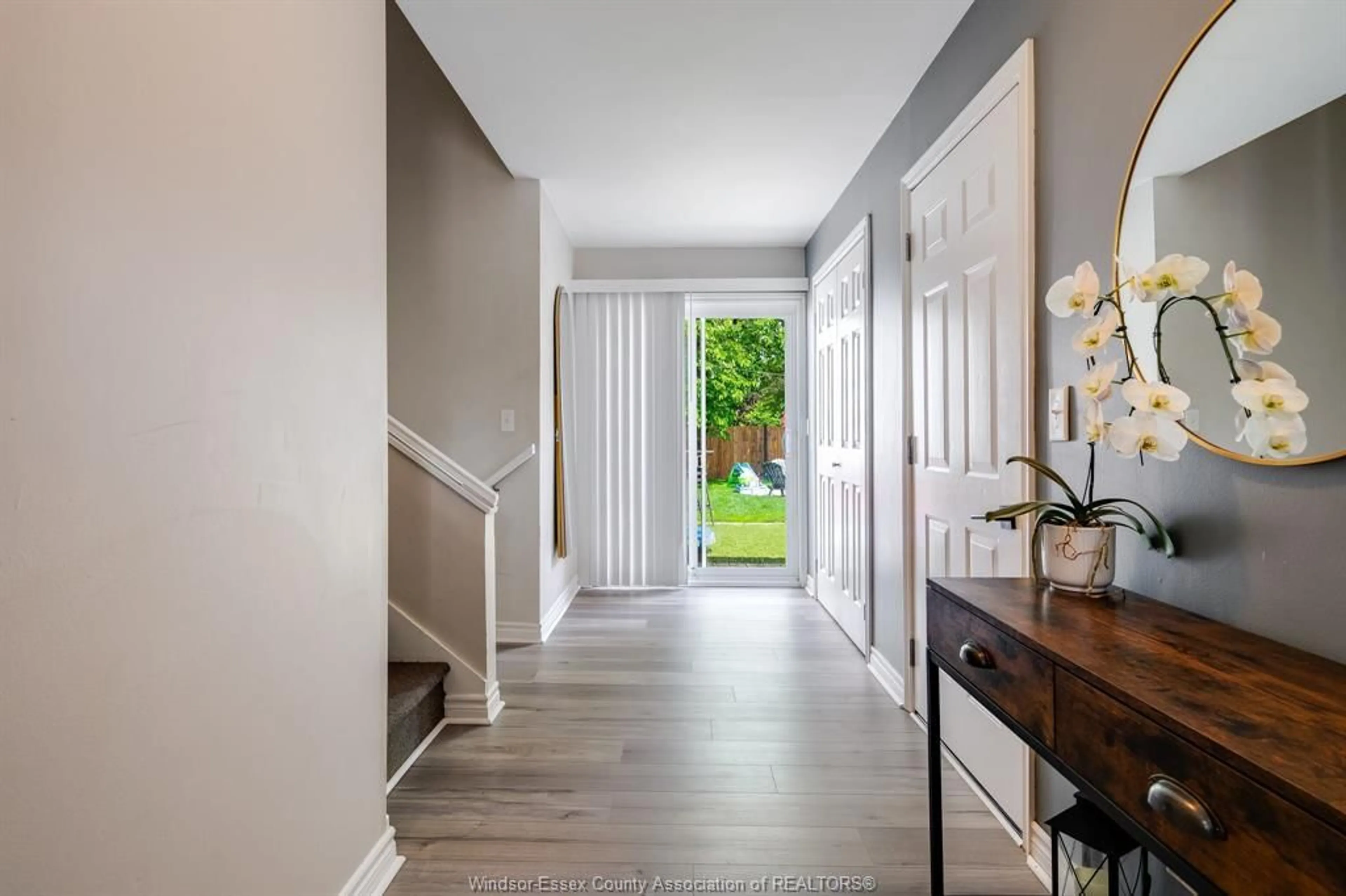 Indoor entryway for 186 ARTHUR St, Harrow Ontario N0R 1G0