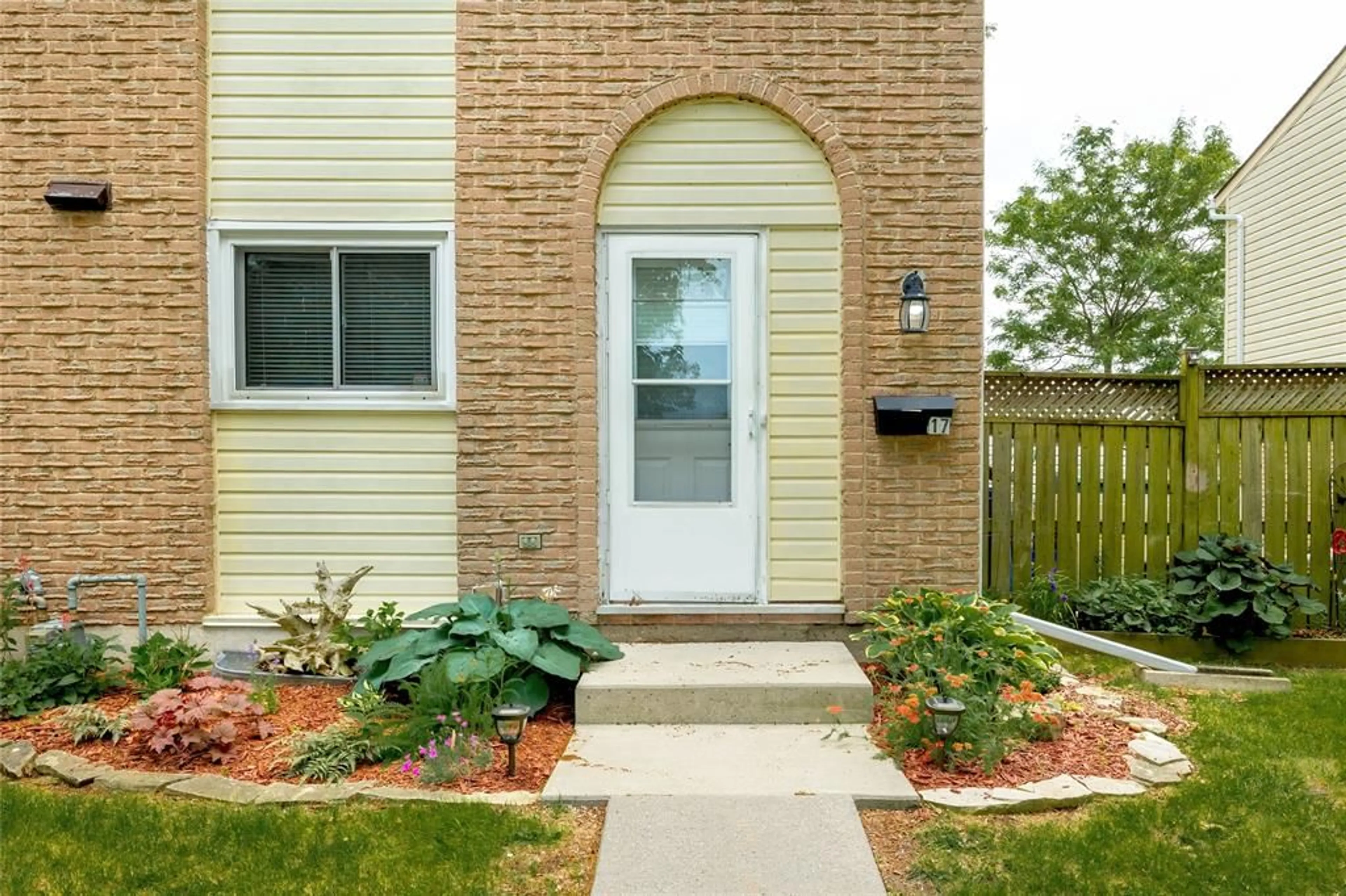 Indoor entryway for 27 TURNER Dr #17, Sarnia Ontario N7S 4R9