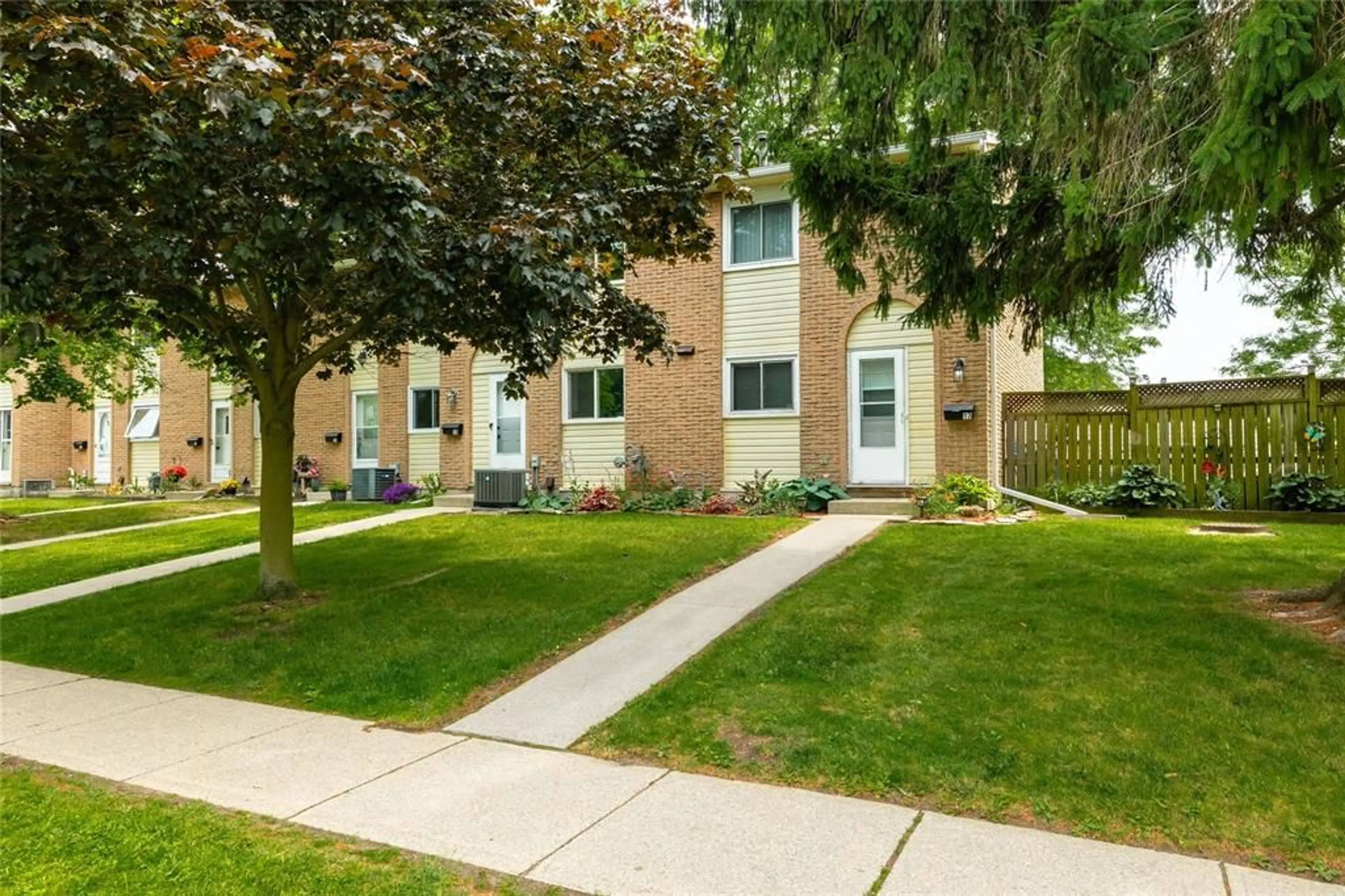Patio, street for 27 TURNER Dr #17, Sarnia Ontario N7S 4R9