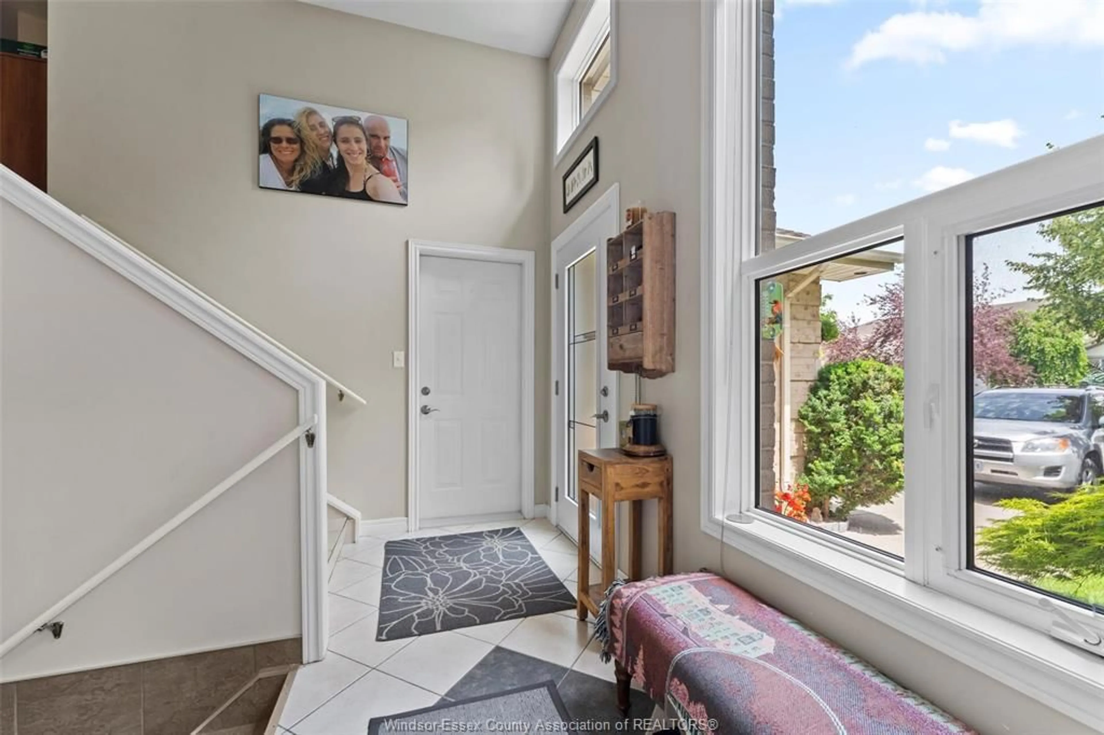 Indoor entryway for 1739 CASTLEON Ave, Windsor Ontario N8P 1P5