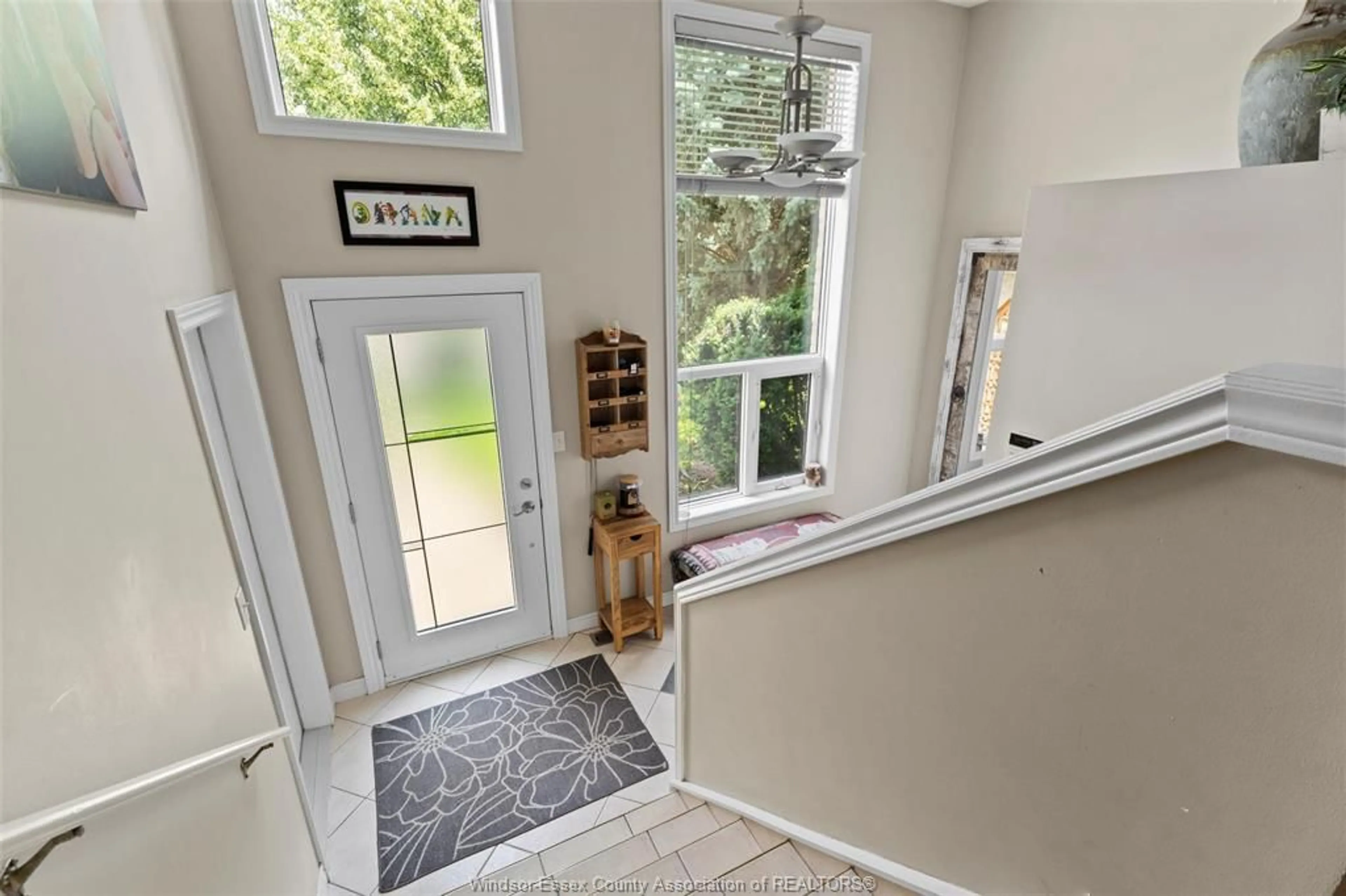 Indoor entryway for 1739 CASTLEON Ave, Windsor Ontario N8P 1P5