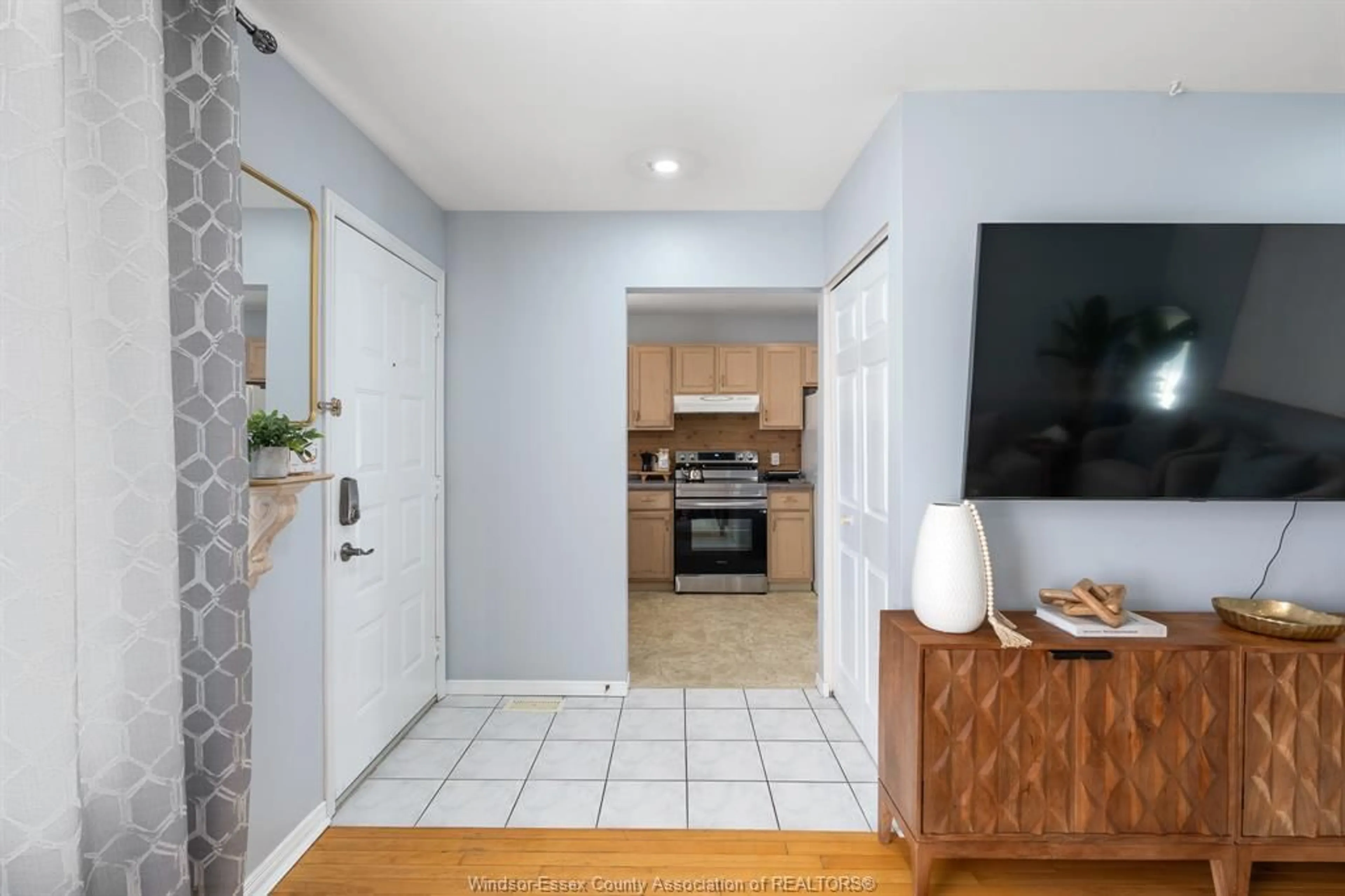 Indoor entryway for 2671 GEM AVENUE, Windsor Ontario N8W 5N8
