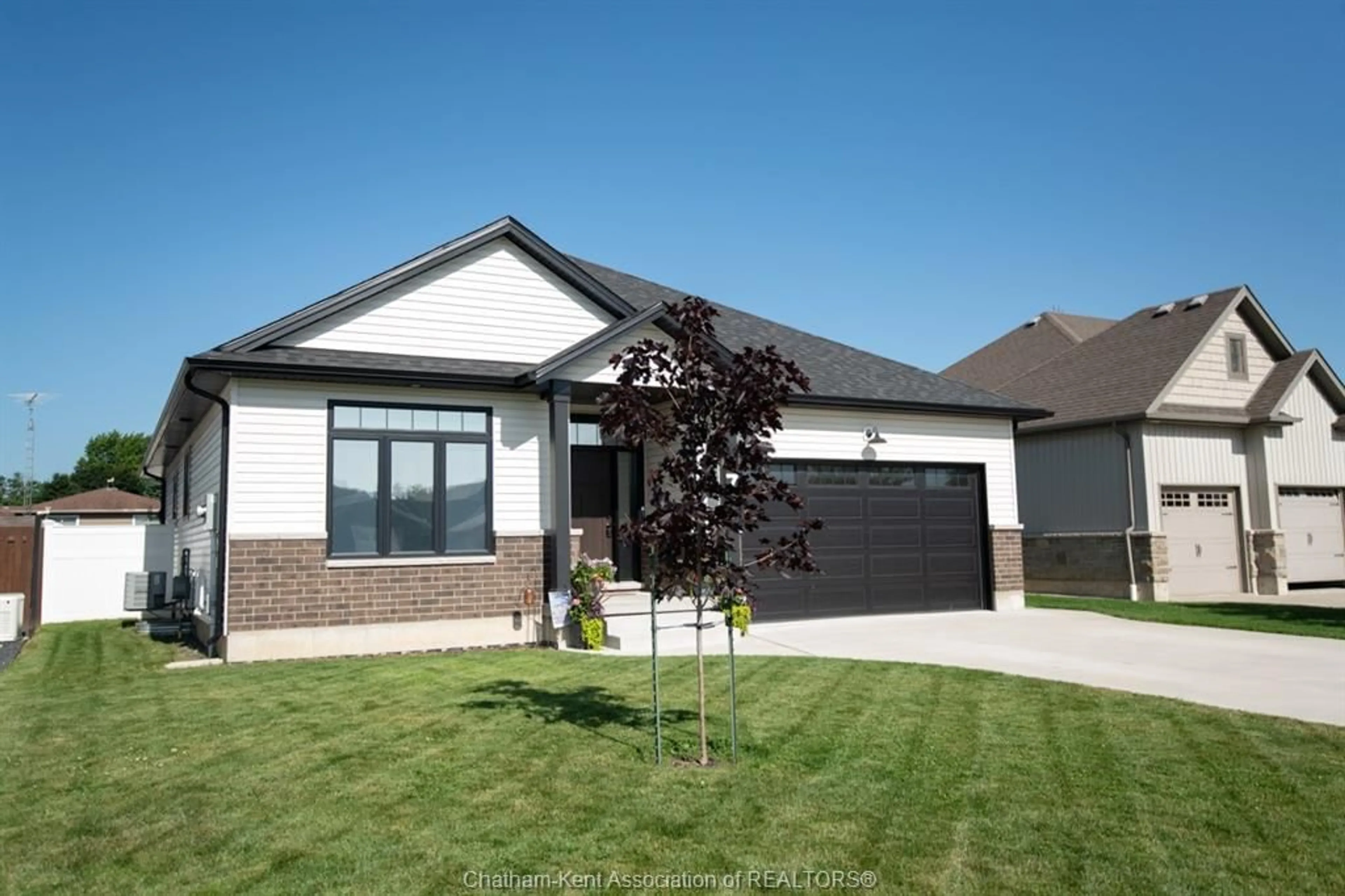 Home with vinyl exterior material, street for 7 VENTURE Cres, Dresden Ontario N0P 1M0