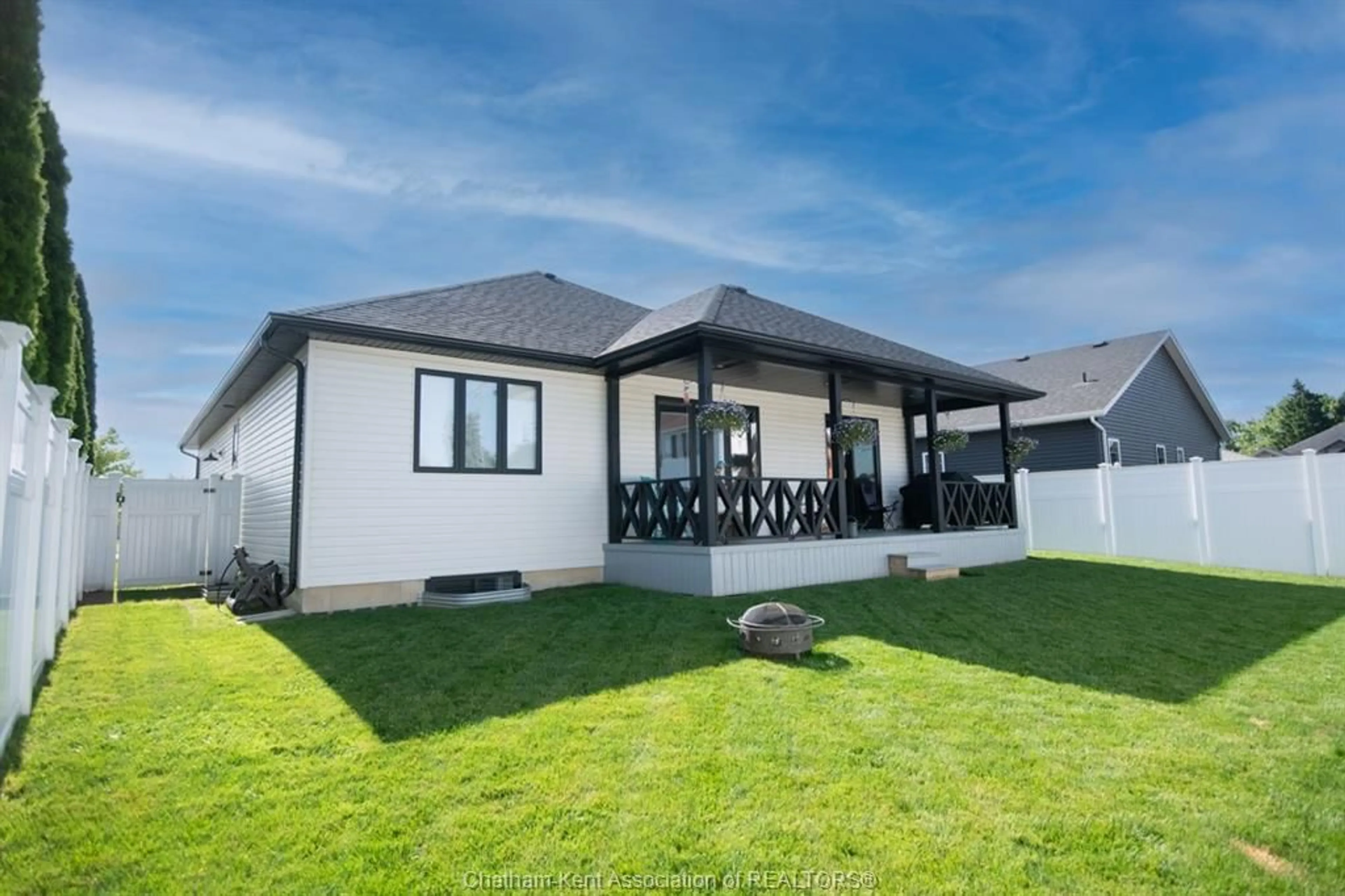 Home with vinyl exterior material, building for 7 VENTURE Cres, Dresden Ontario N0P 1M0