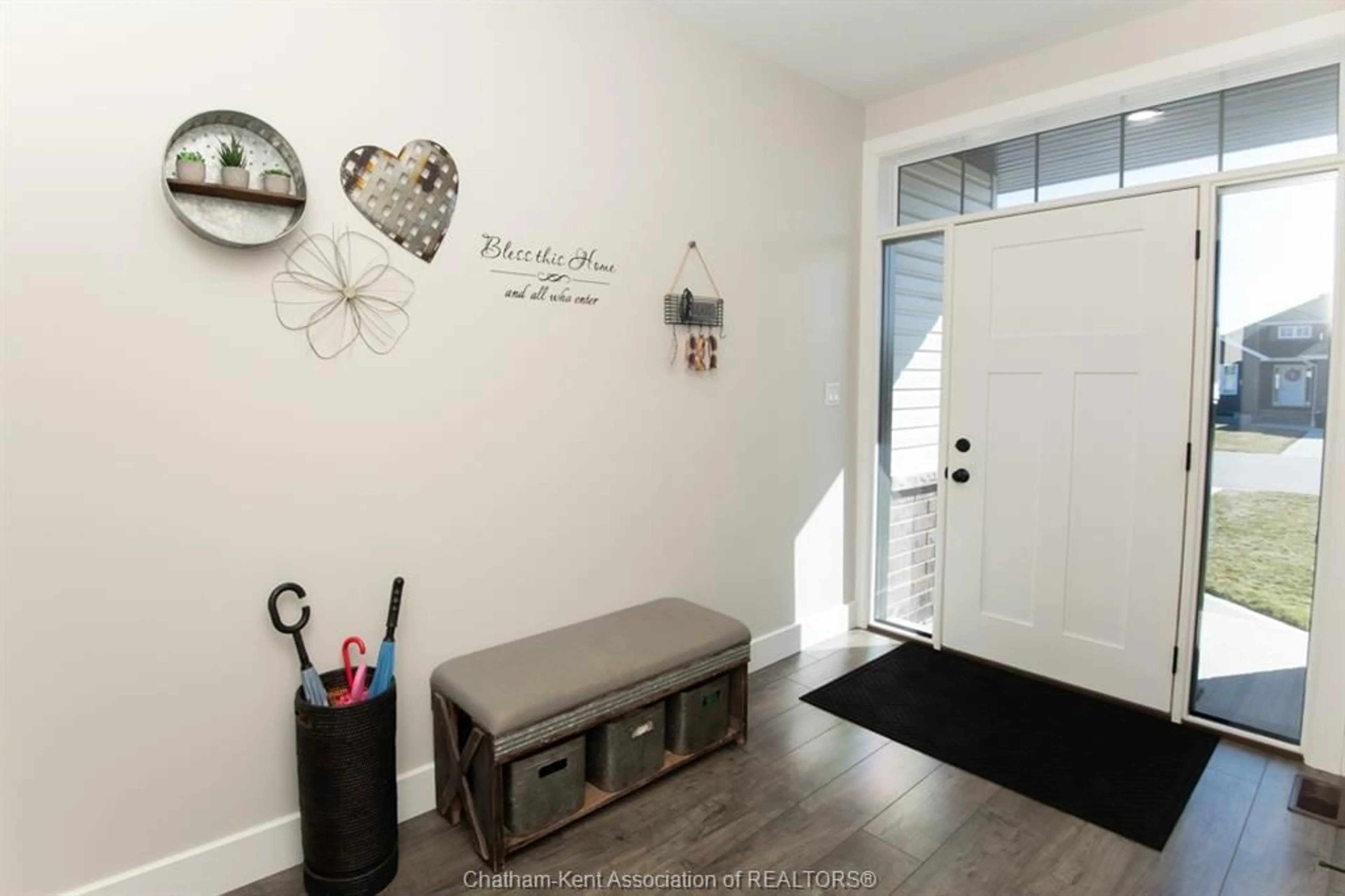 Indoor entryway for 7 VENTURE Cres, Dresden Ontario N0P 1M0