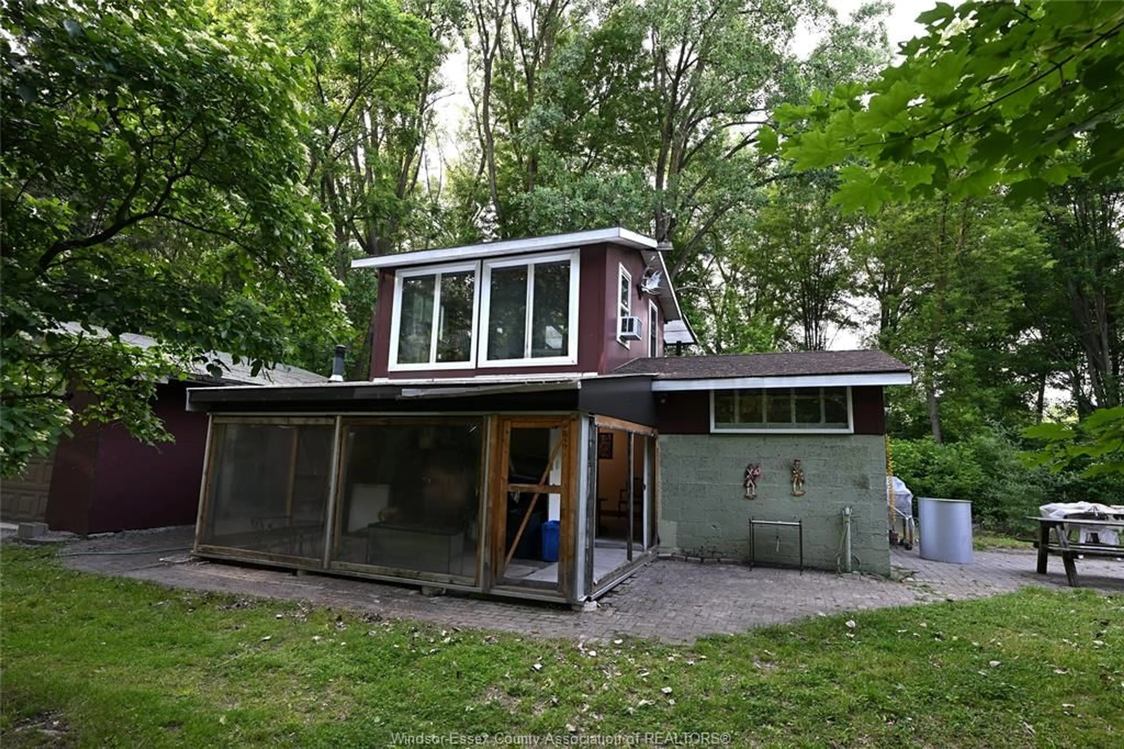 Home with vinyl exterior material, building for 5530 MALDEN ROAD, Windsor Ontario N9E 3V9