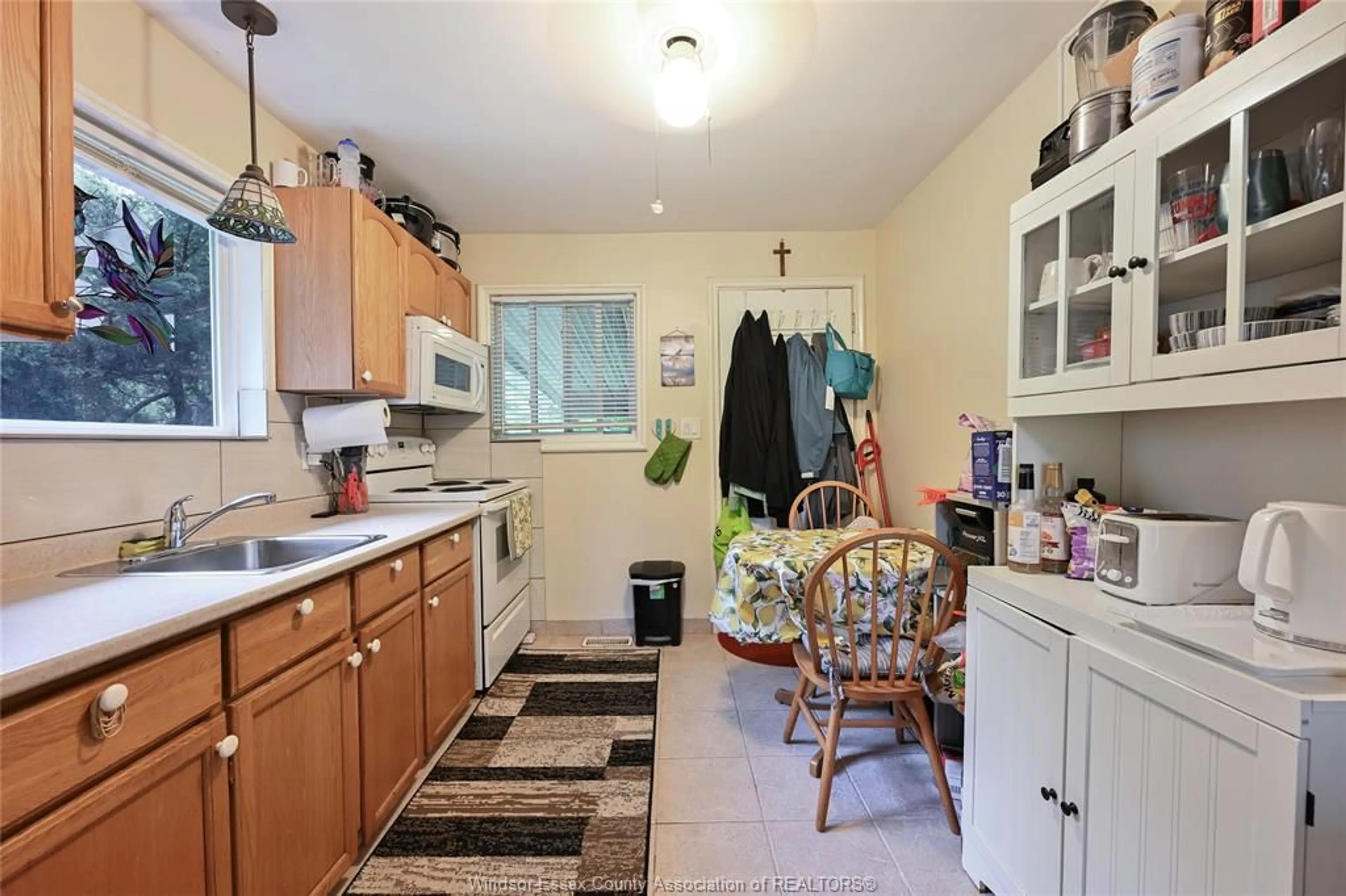 Standard kitchen, unknown for 5530 MALDEN ROAD, Windsor Ontario N9E 3V9