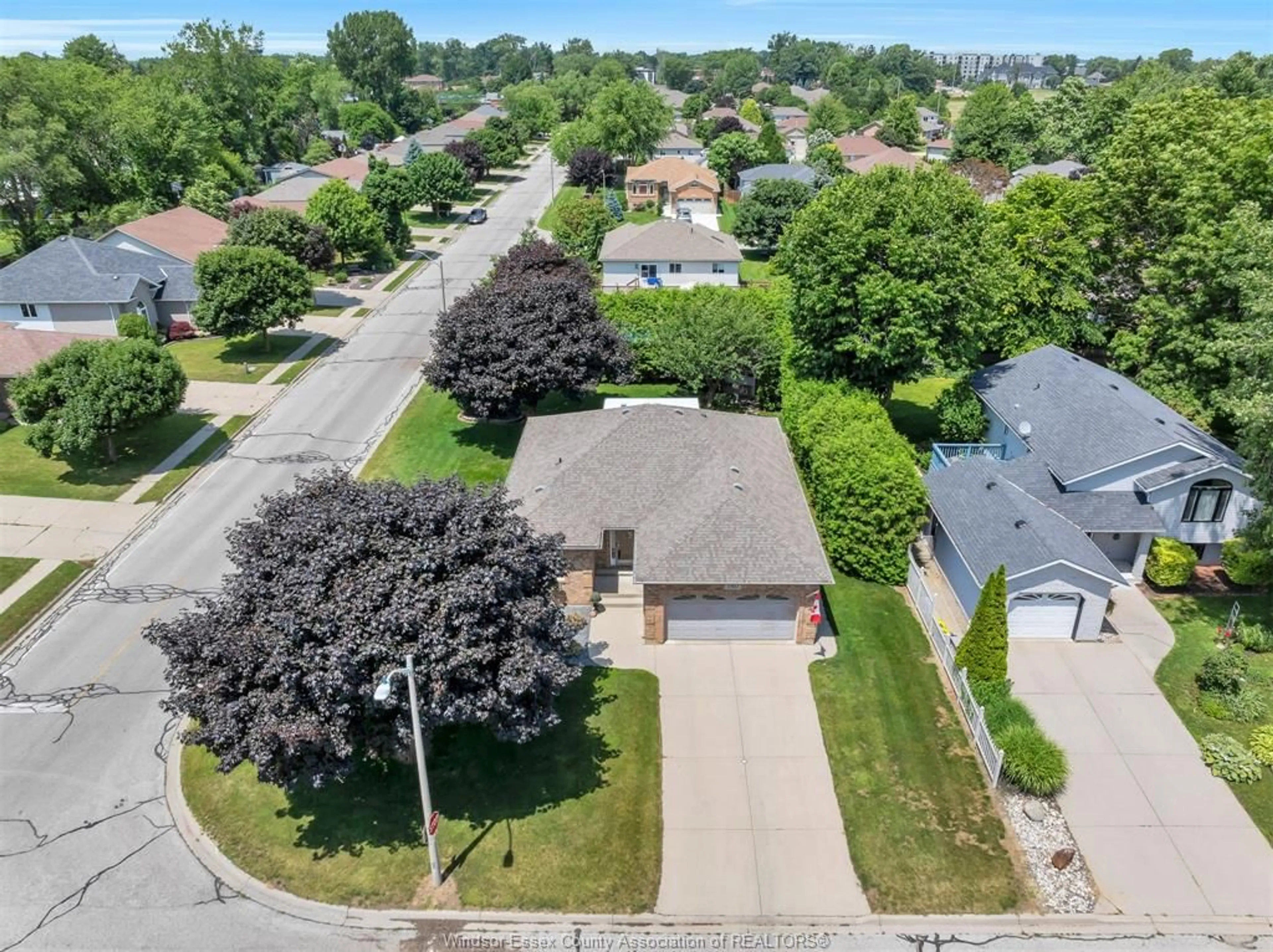 A pic from outside/outdoor area/front of a property/back of a property/a pic from drone, street for 140 GLADSTONE Ave, Kingsville Ontario N9Y 3Z7