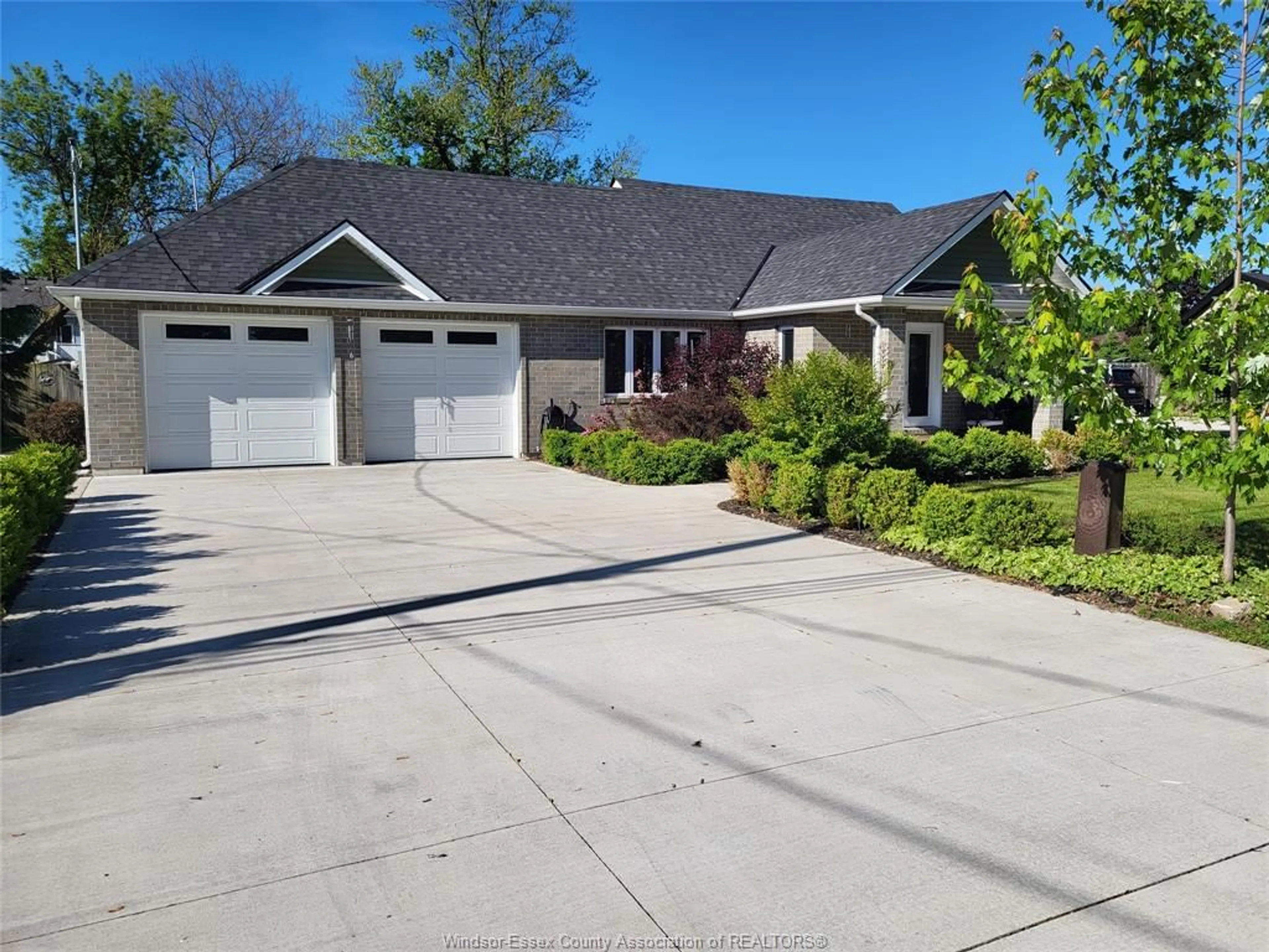 A pic from outside/outdoor area/front of a property/back of a property/a pic from drone, street for 162 REAUME, LaSalle Ontario N9J 1B1