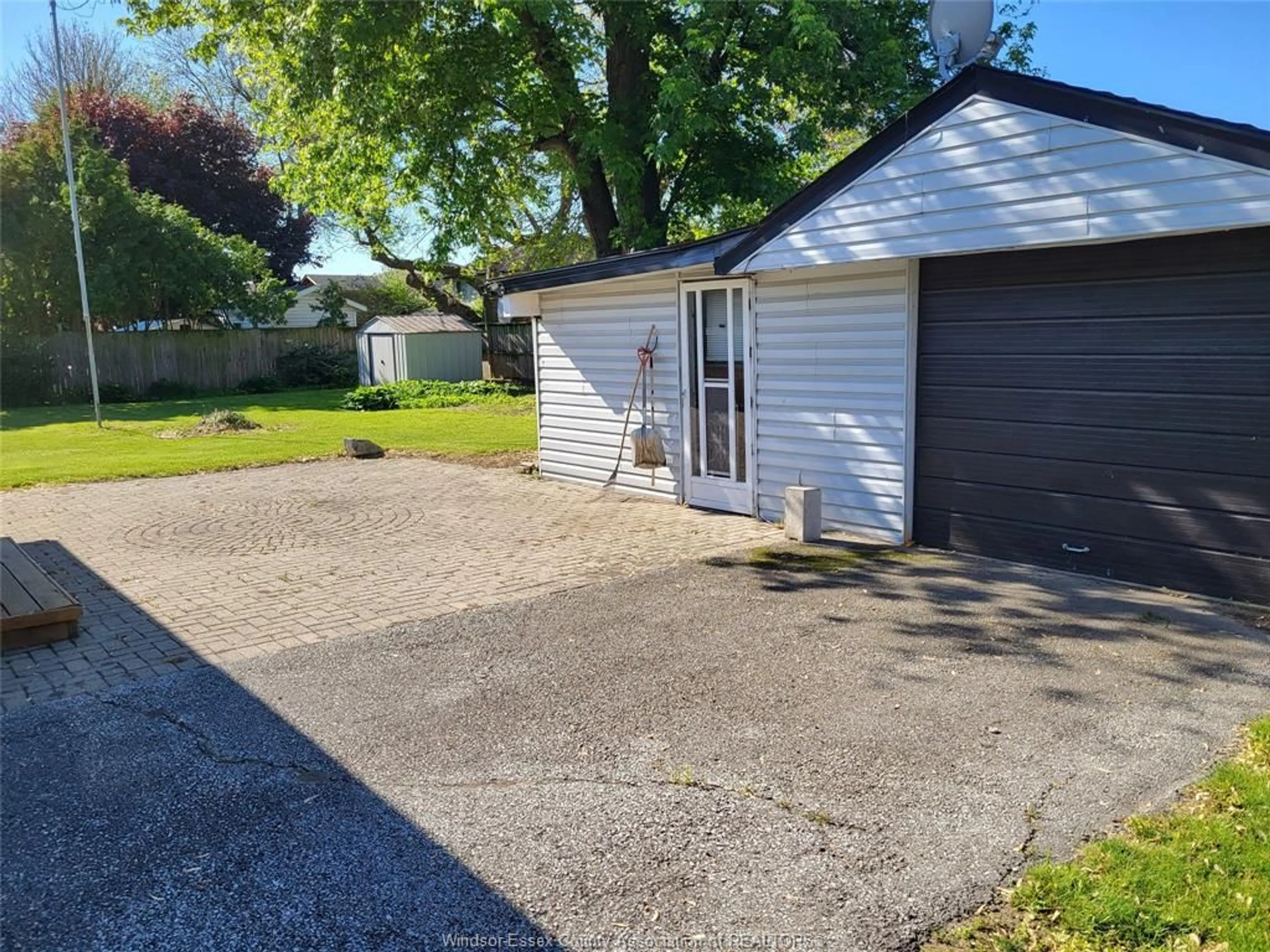 A pic from outside/outdoor area/front of a property/back of a property/a pic from drone, street for 162 REAUME, LaSalle Ontario N9J 1B1