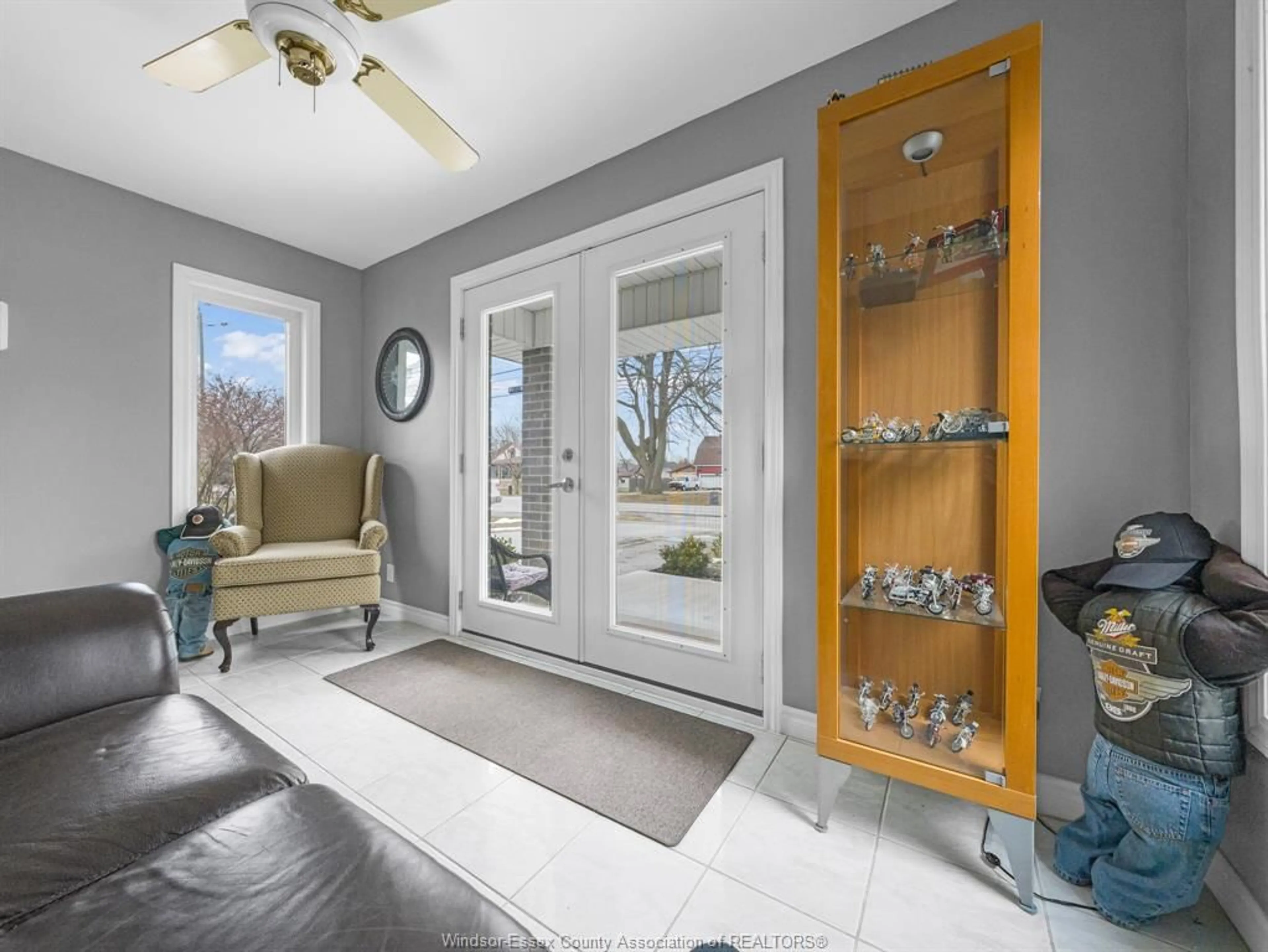 Indoor entryway for 162 REAUME, LaSalle Ontario N9J 1B1