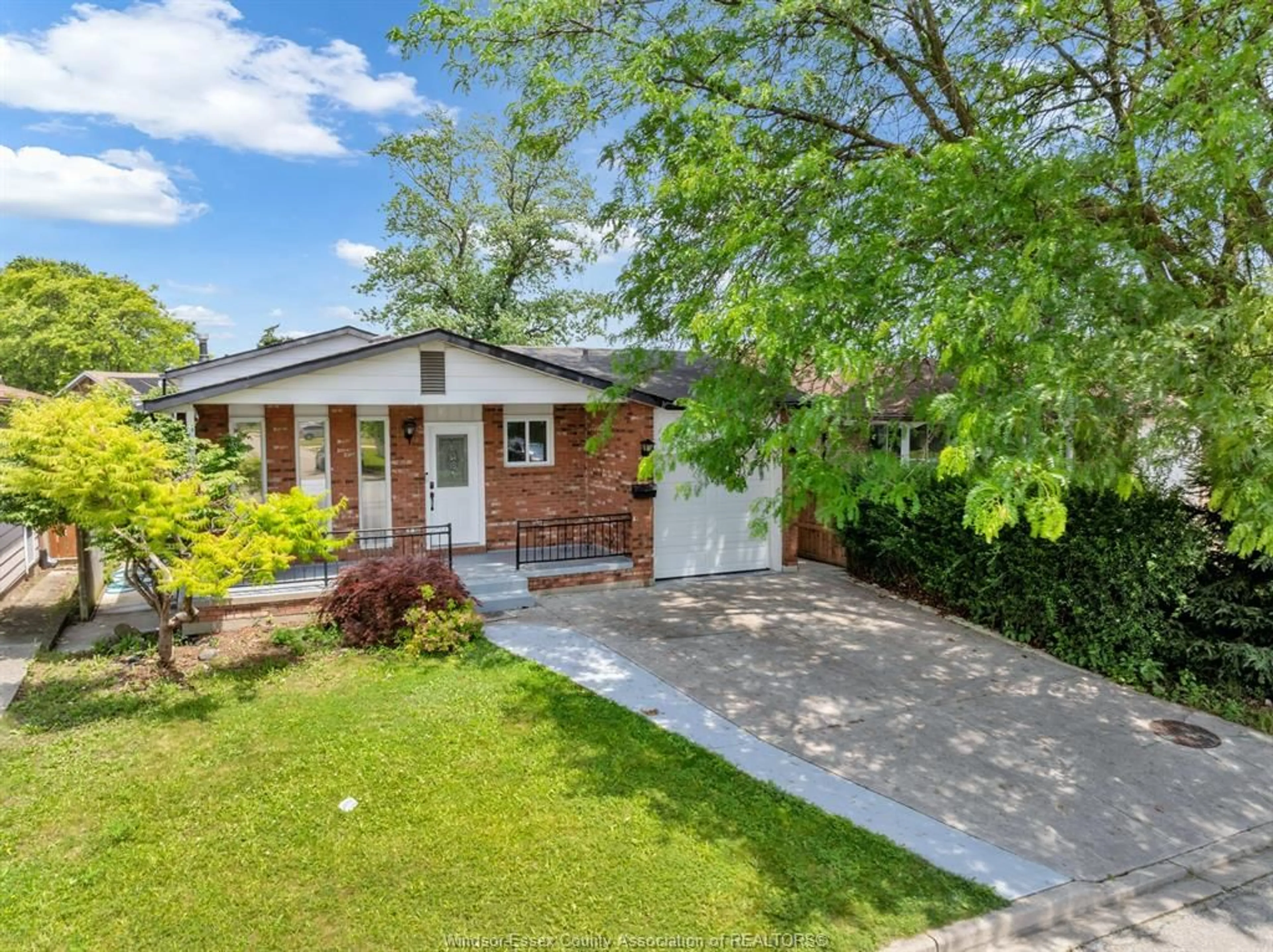 A pic from outside/outdoor area/front of a property/back of a property/a pic from drone, street for 2860 GARVEY, Windsor Ontario N8W 4X6