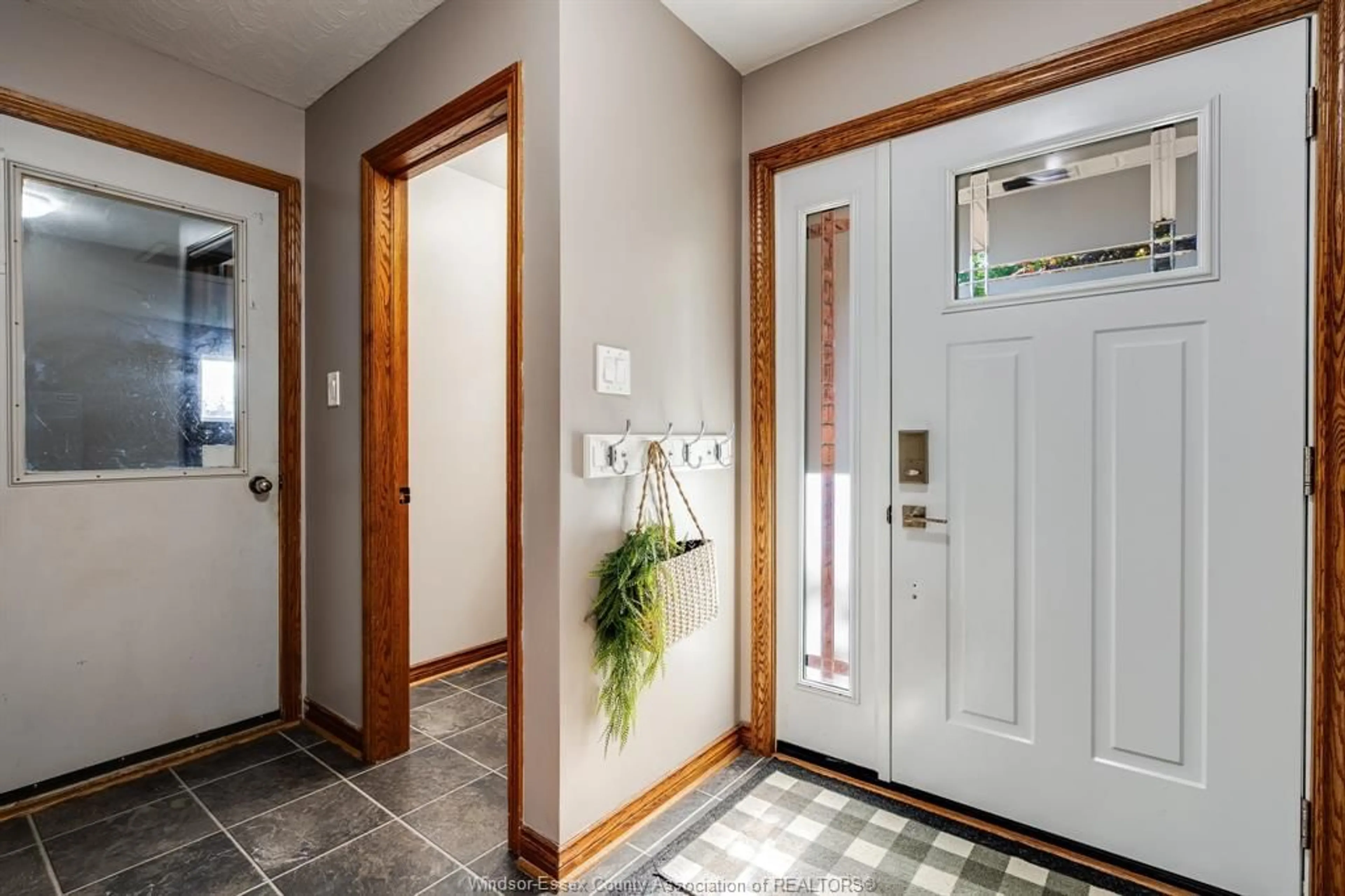 Indoor entryway for 1 Athlone Rd, Tilbury Ontario N0P 2L0