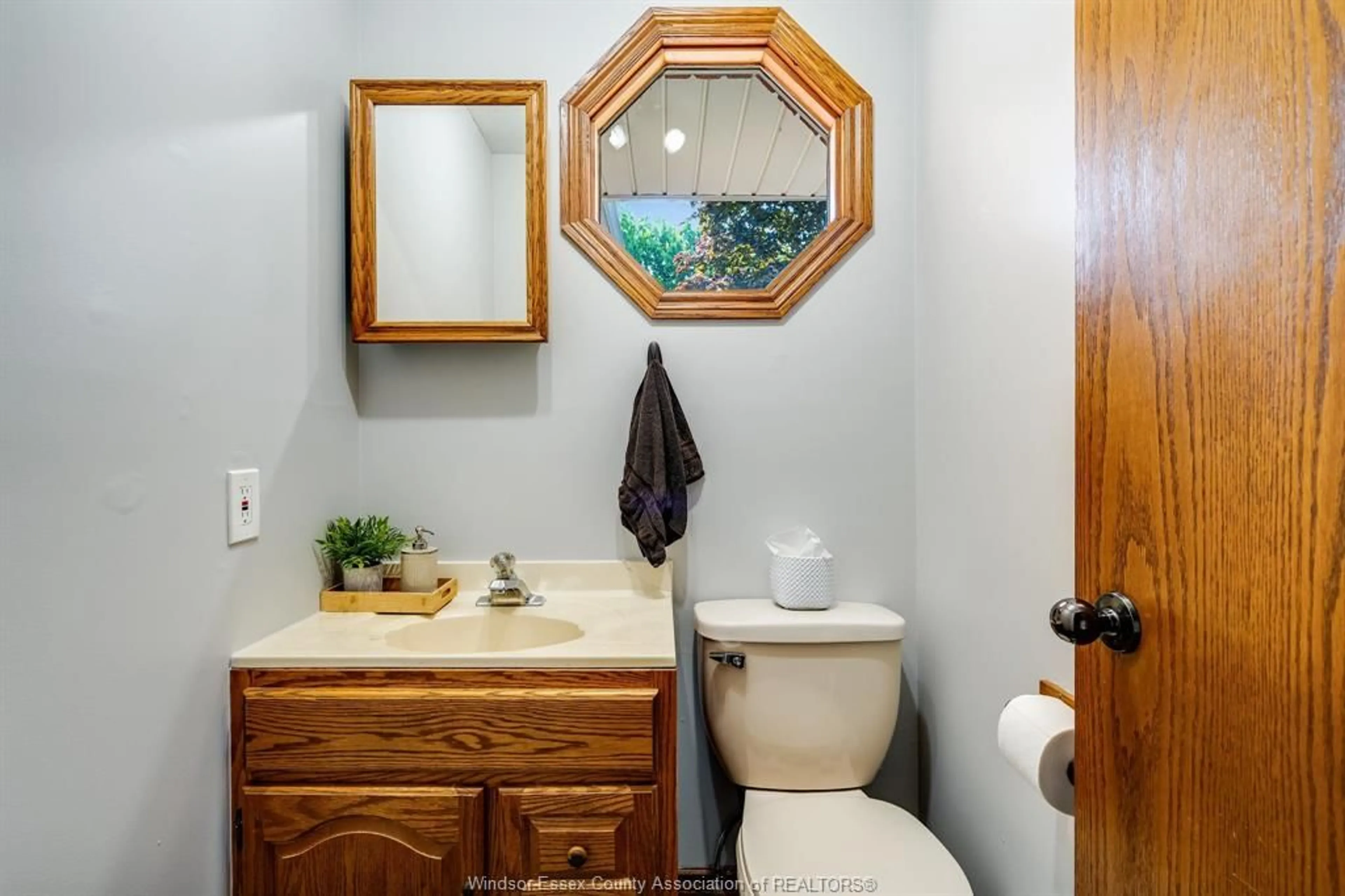 Standard bathroom, ceramic/tile floor for 1 Athlone Rd, Tilbury Ontario N0P 2L0
