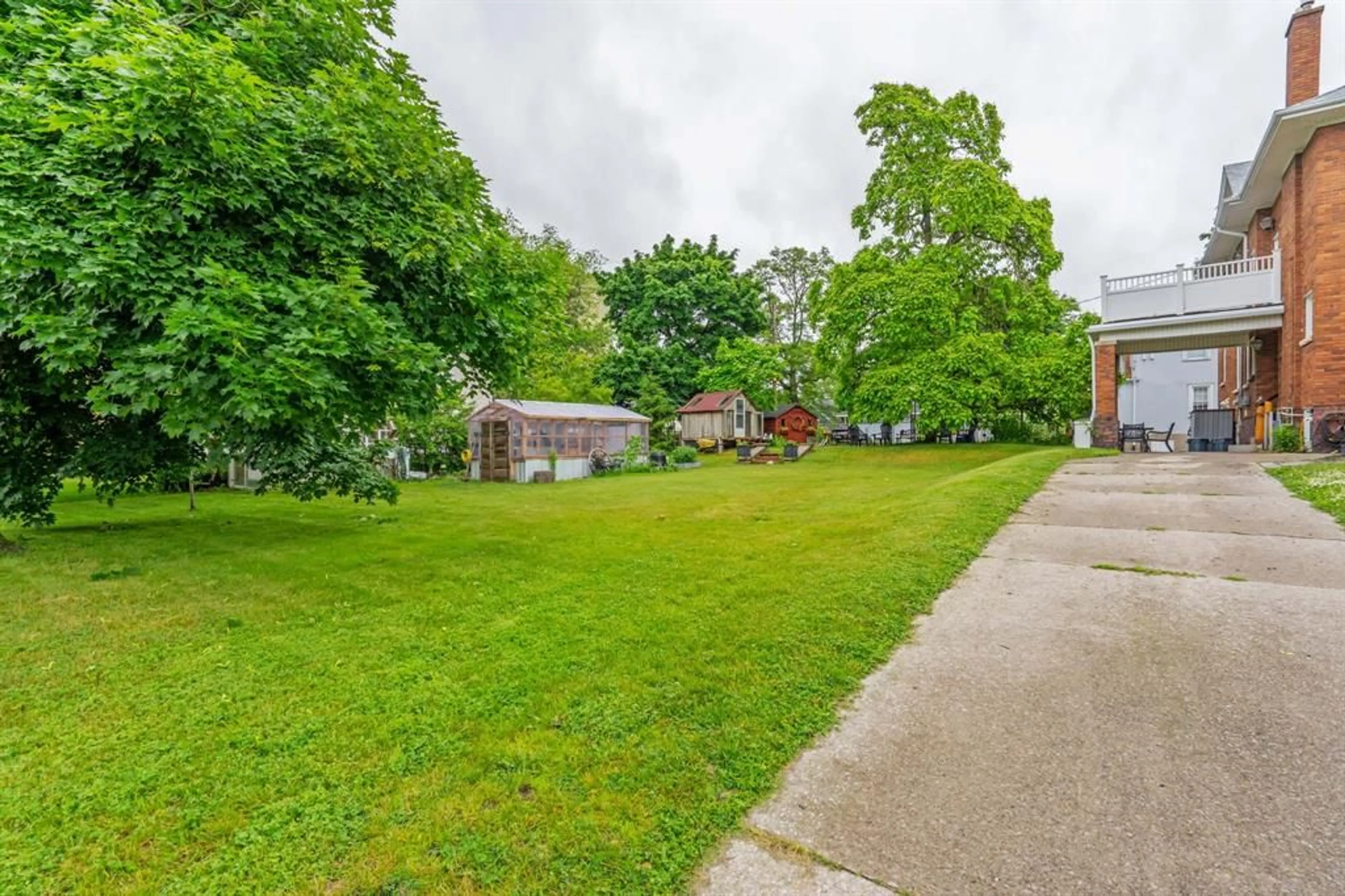 A pic from outside/outdoor area/front of a property/back of a property/a pic from drone, street for 218 London Rd, Sarnia Ontario N7T 4V5