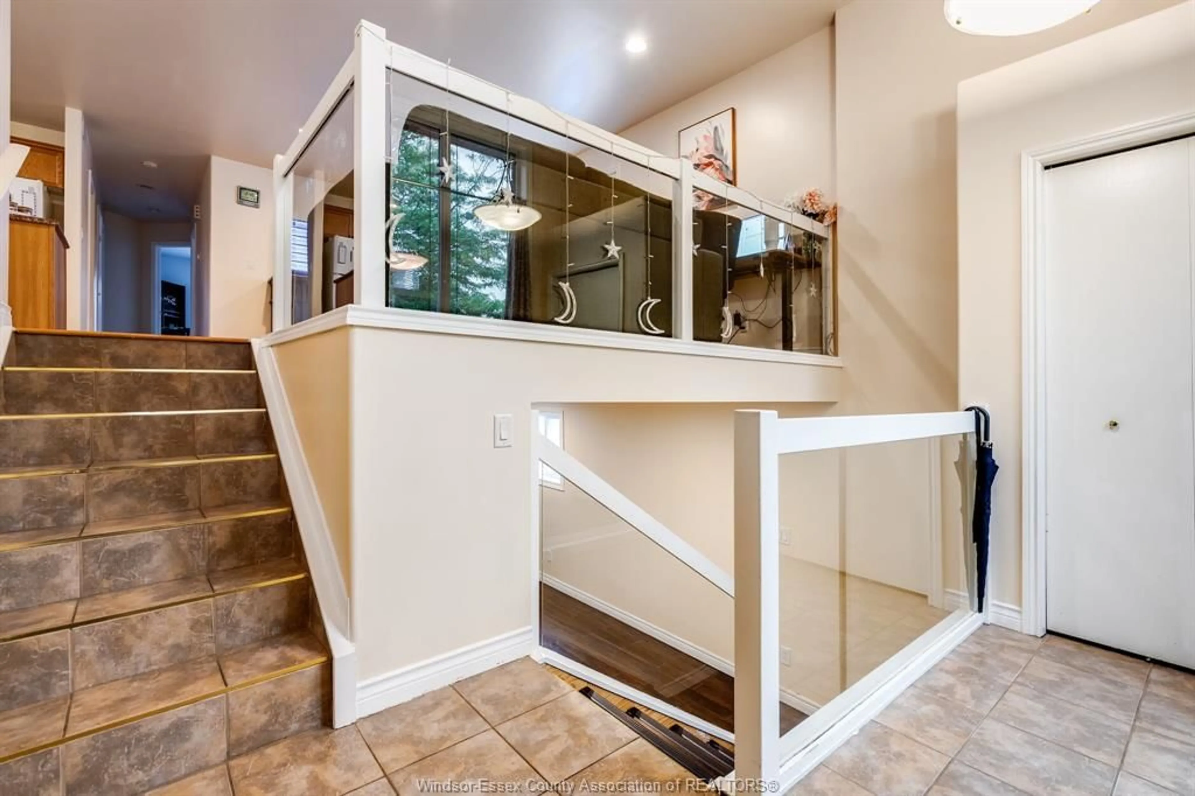 Indoor entryway for 4244 Showdown Ave, Windsor Ontario N9G 3B1