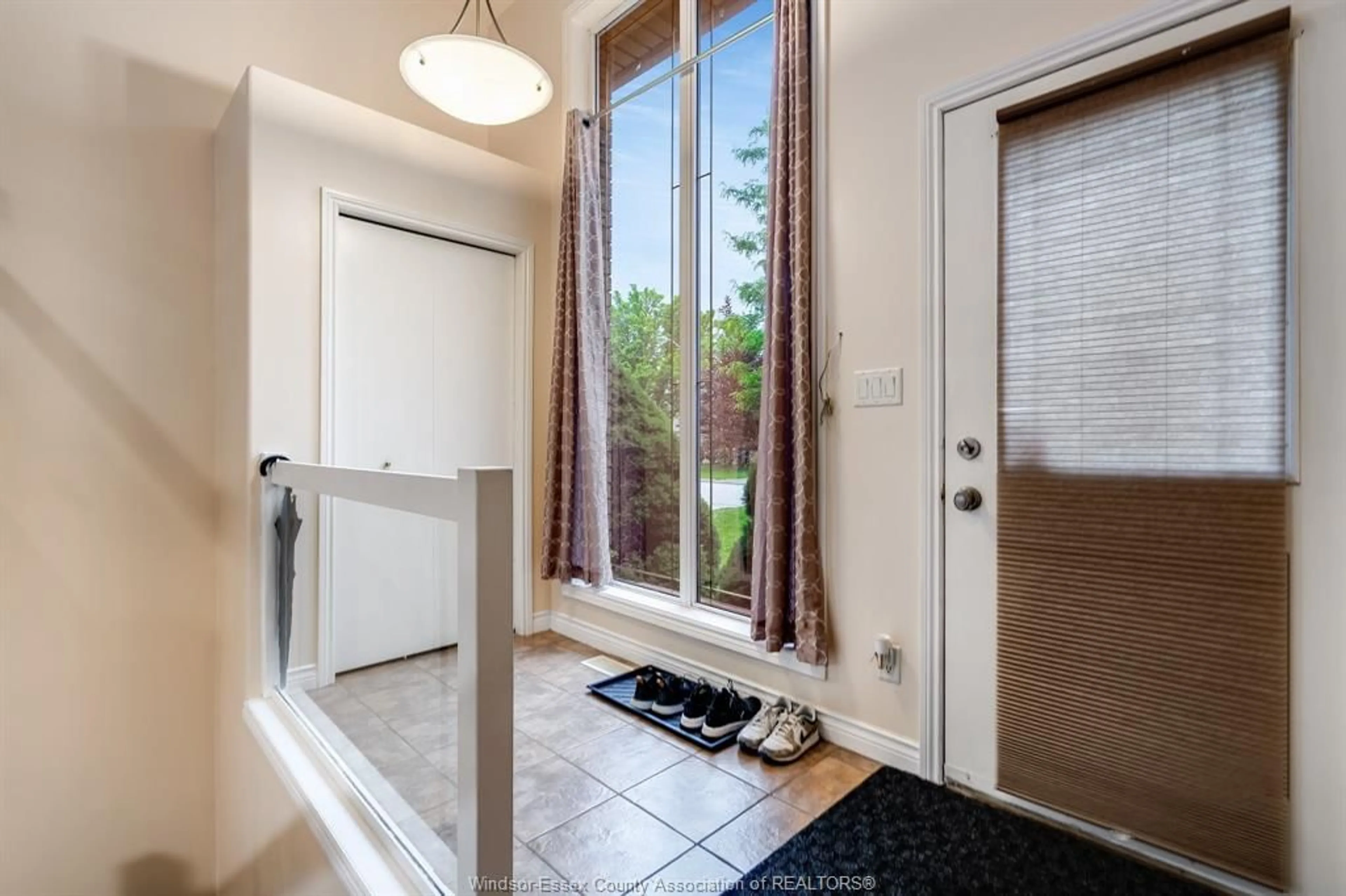 Indoor entryway for 4244 Showdown Ave, Windsor Ontario N9G 3B1