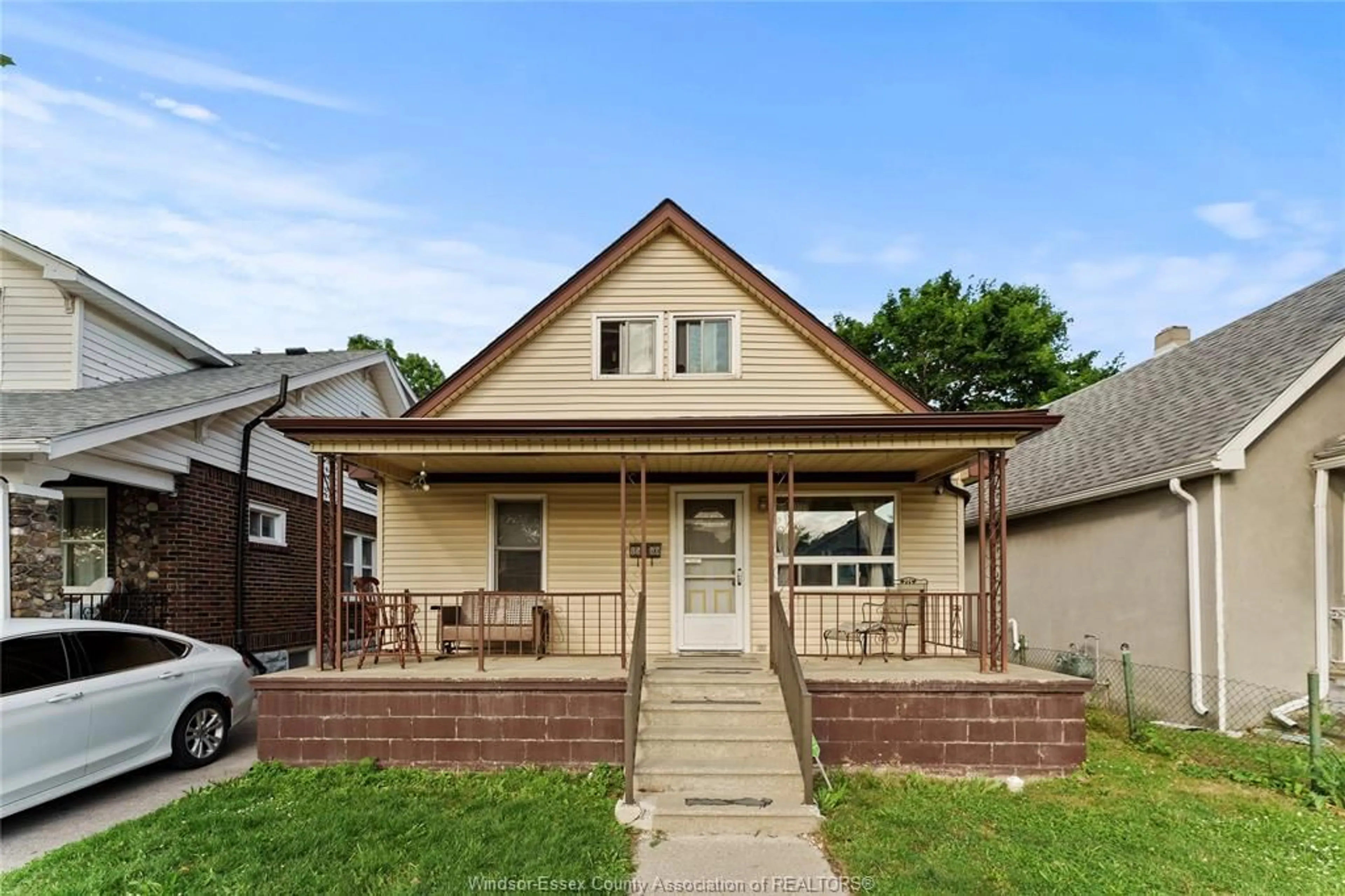 Home with brick exterior material, street for 1580 CADILLAC, Windsor Ontario N8Y 2V3