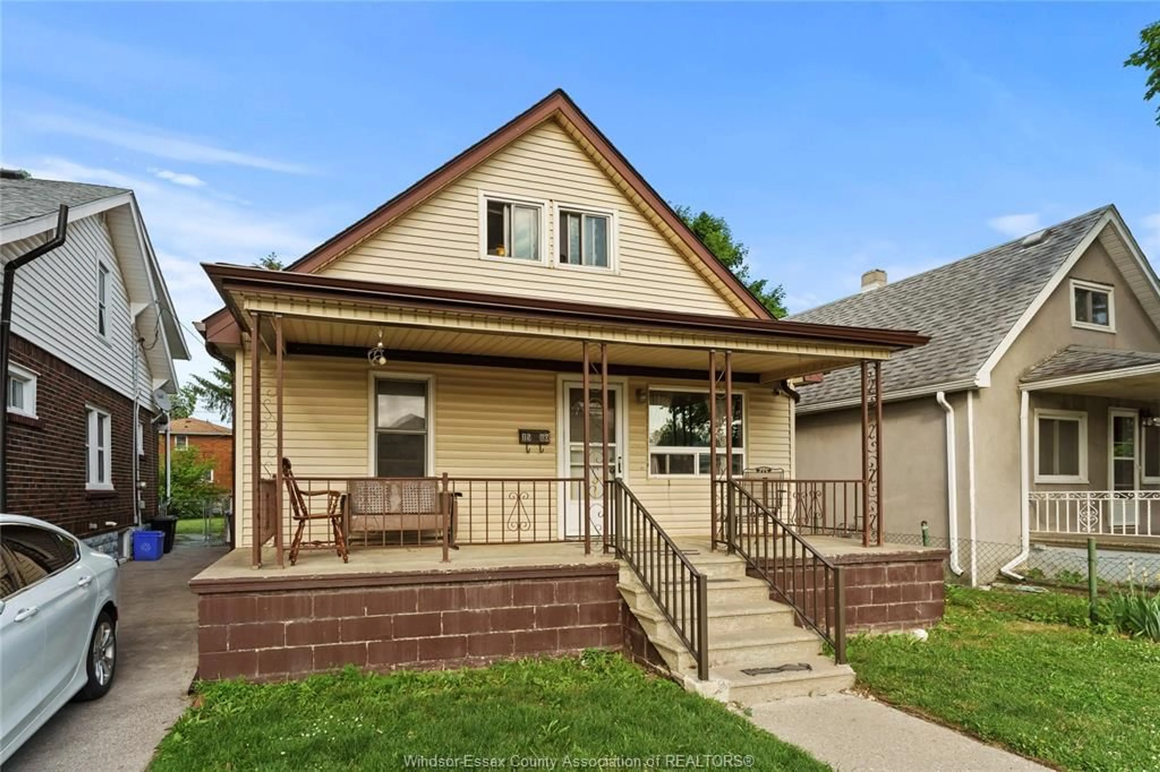 Home with vinyl exterior material, street for 1580 CADILLAC, Windsor Ontario N8Y 2V3