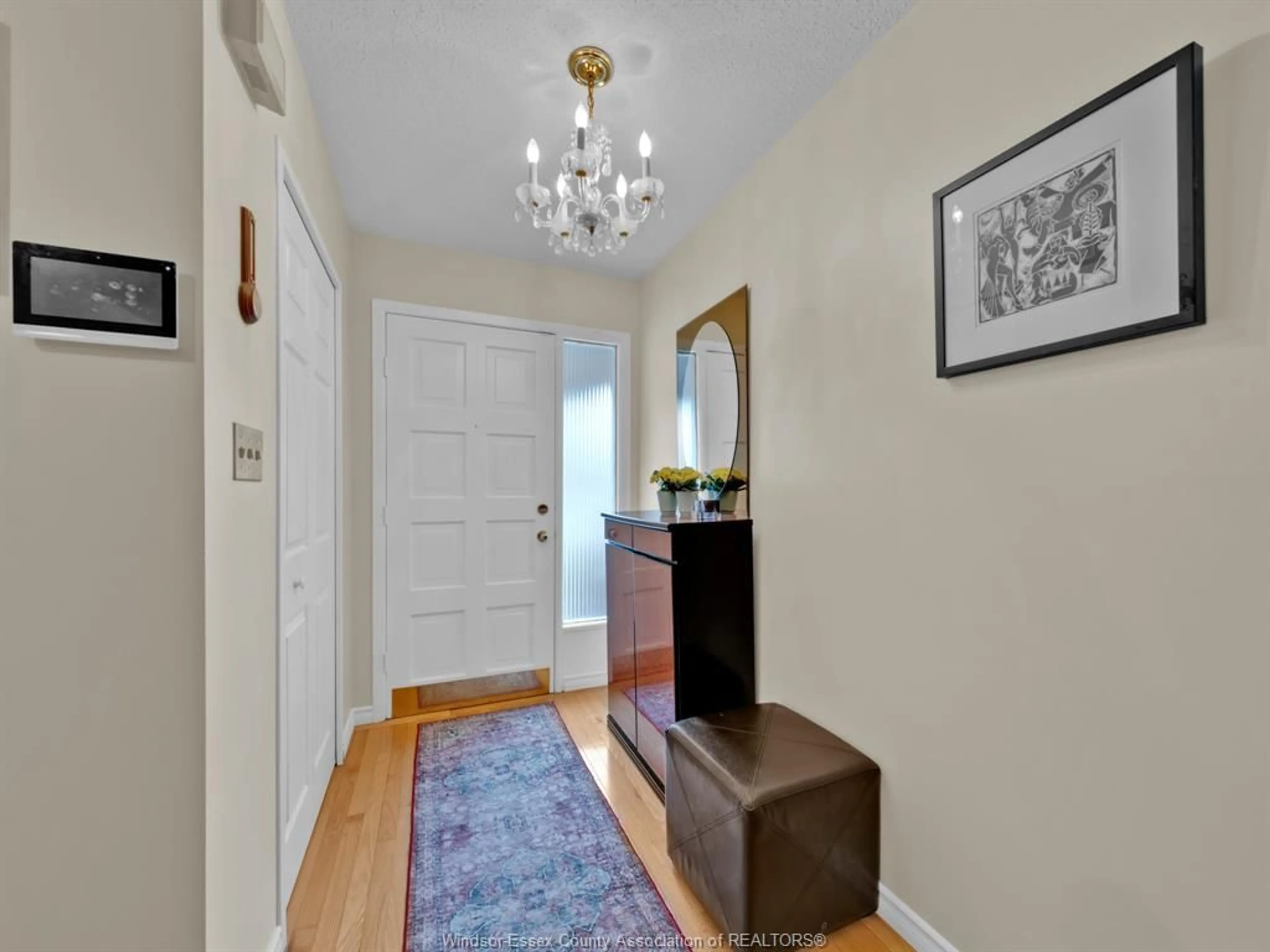 Indoor entryway for 3049 SUFFOLK, Windsor Ontario N8R 1P1