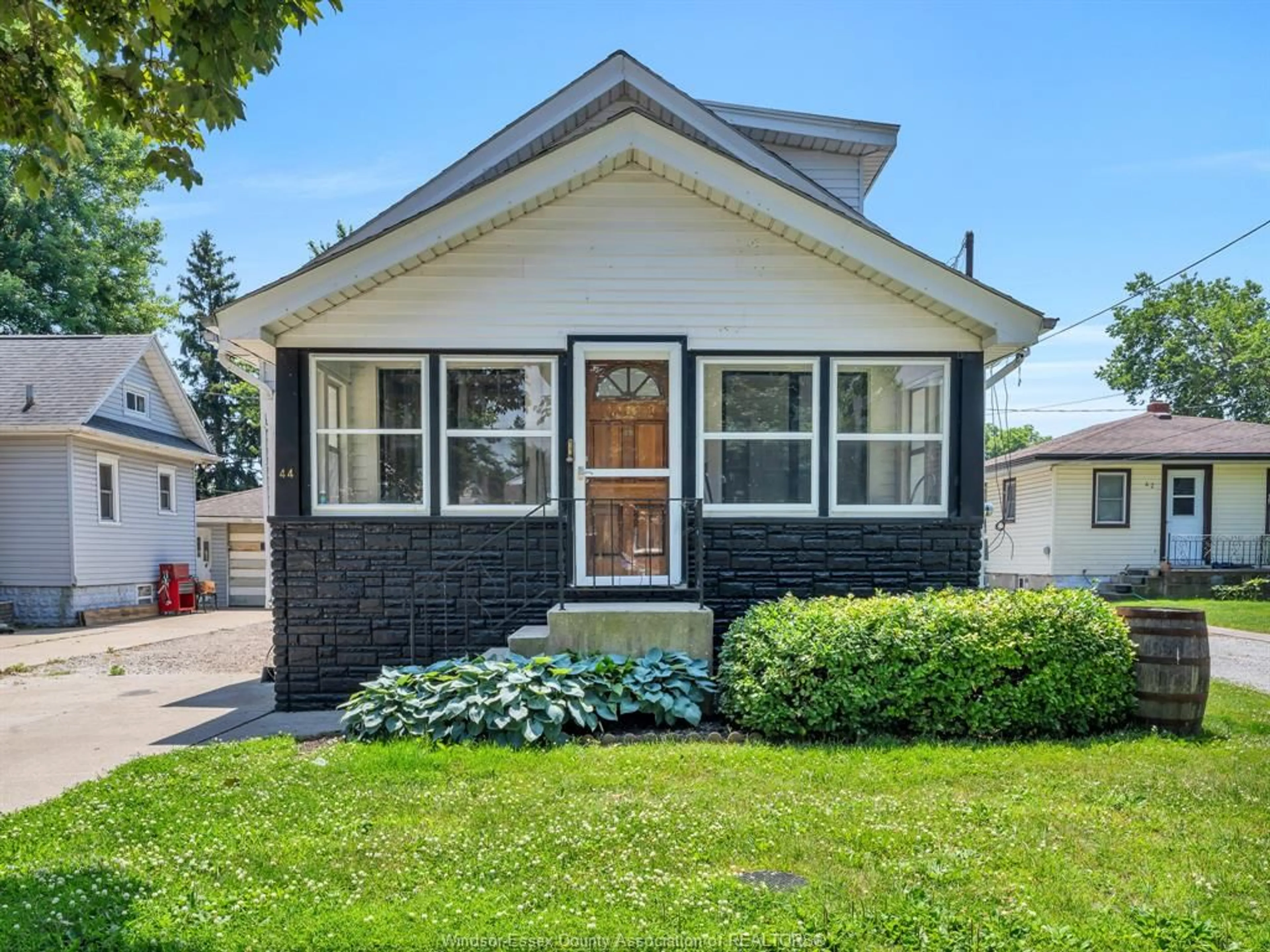Home with vinyl exterior material, street for 44 Robinson St, Leamington Ontario N8H 1Y8