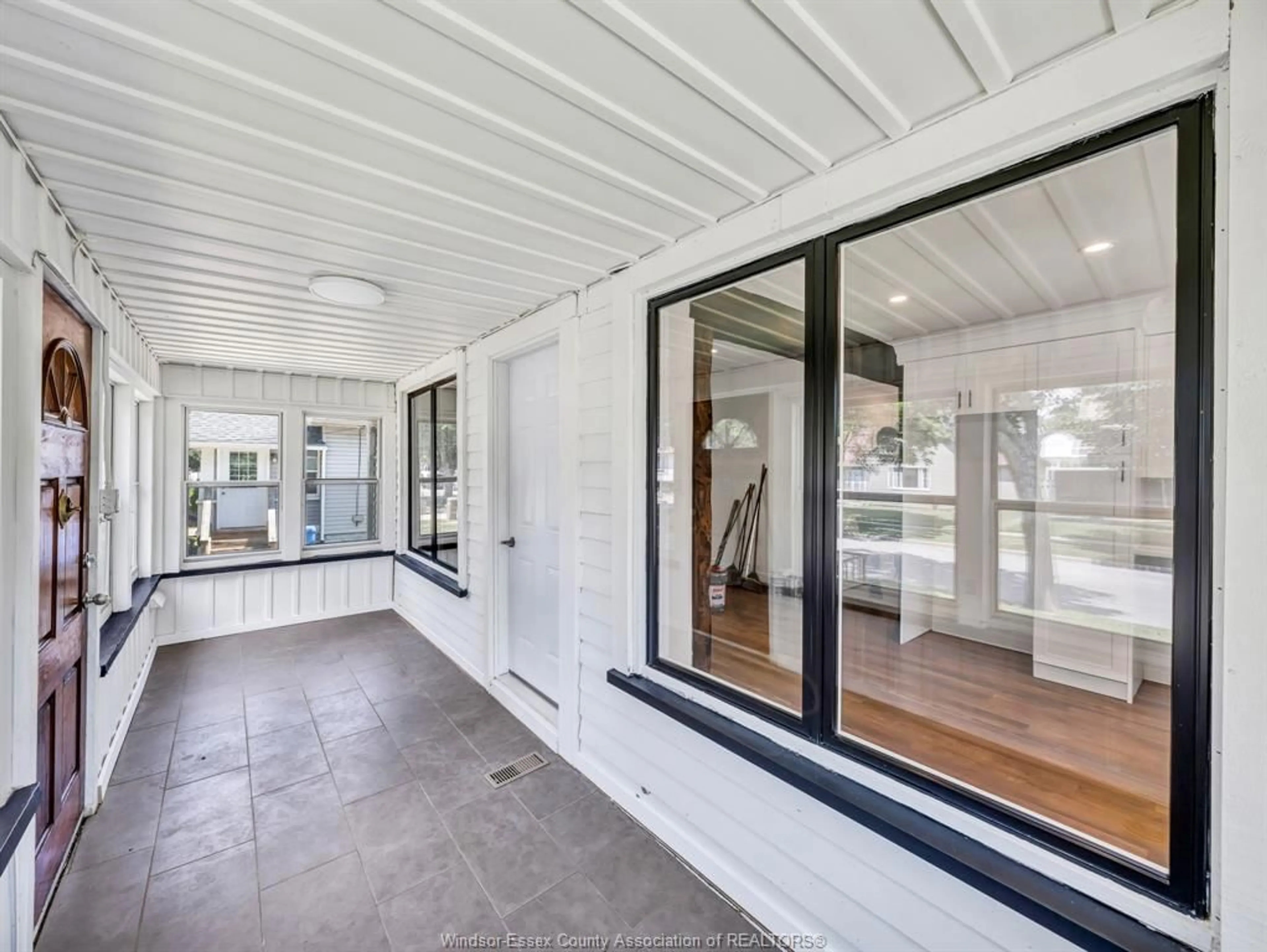 Indoor entryway for 44 Robinson St, Leamington Ontario N8H 1Y8
