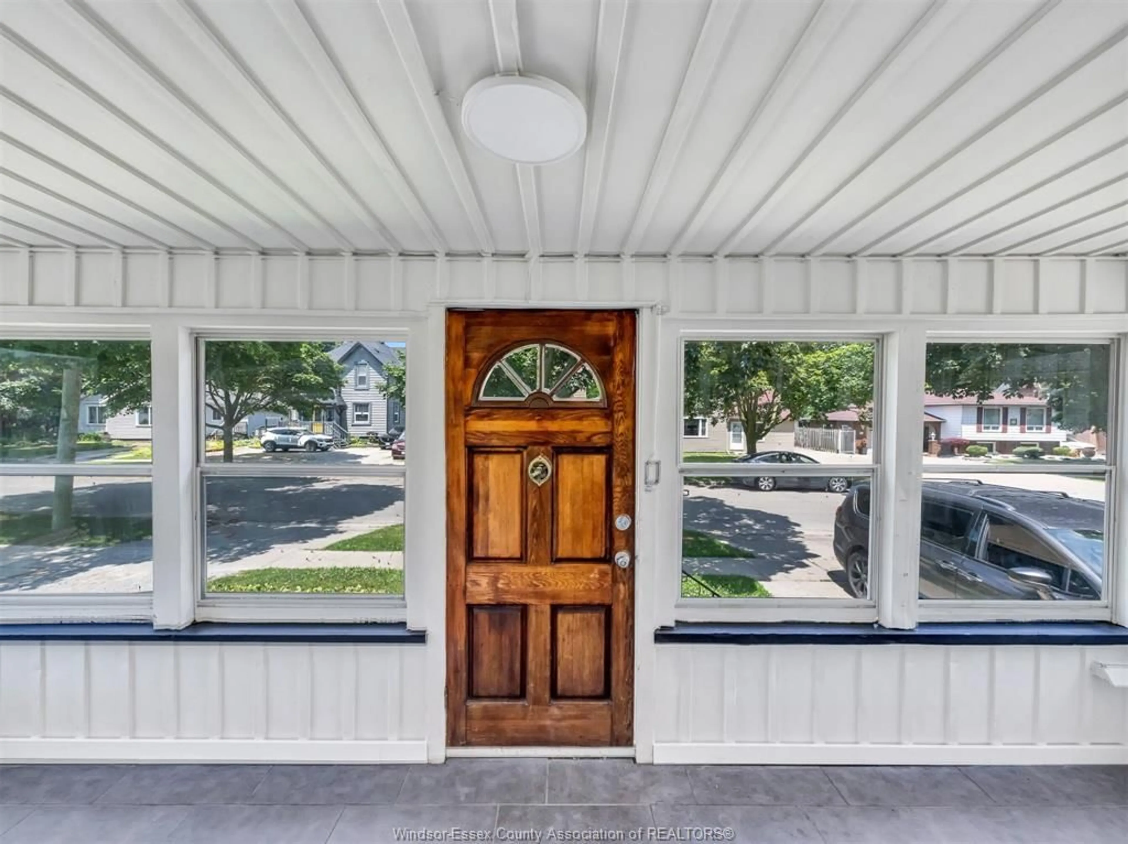 Indoor entryway for 44 Robinson St, Leamington Ontario N8H 1Y8