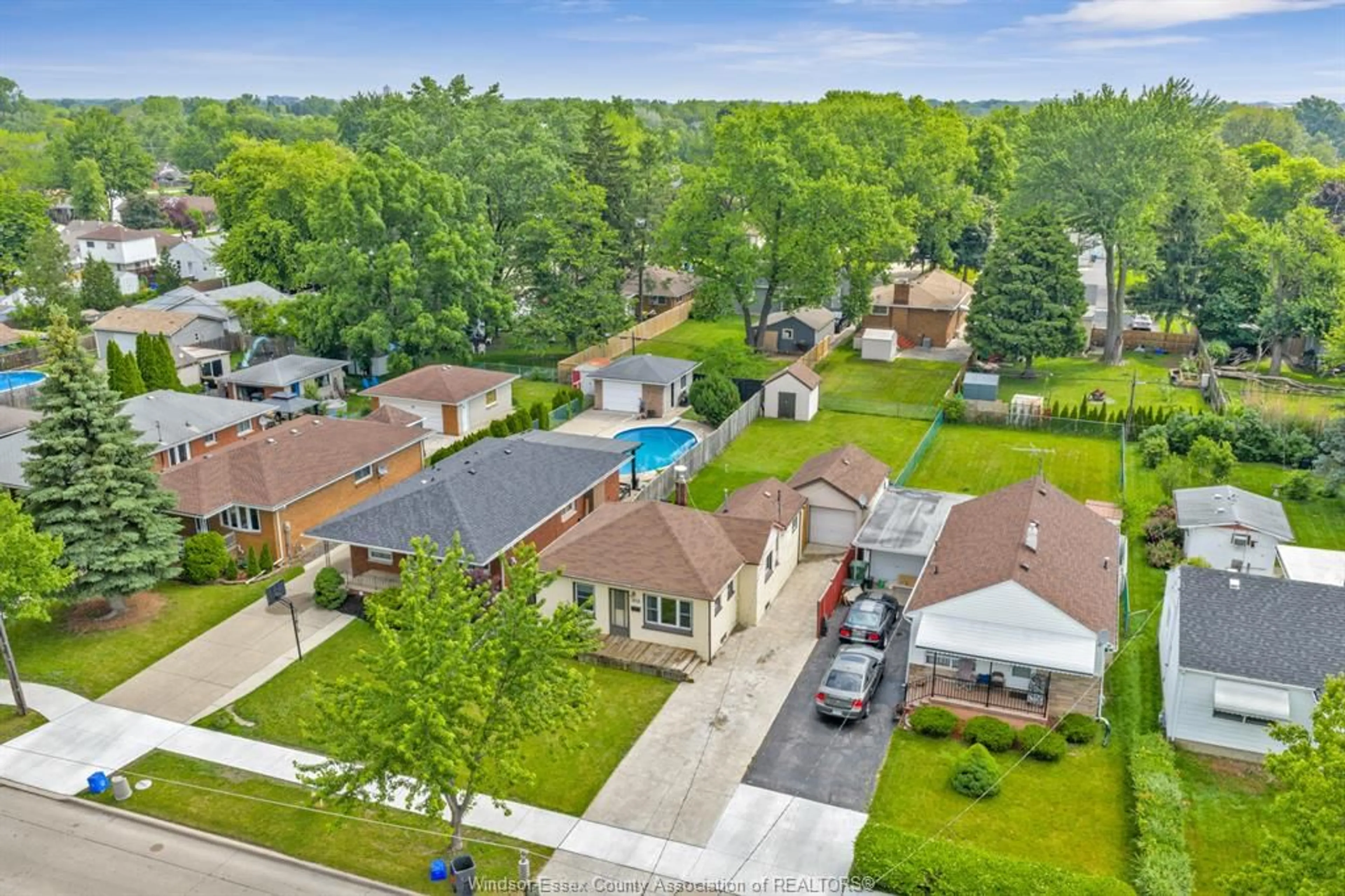 A pic from outside/outdoor area/front of a property/back of a property/a pic from drone, street for 1978 Ferndale, Windsor Ontario N8T 2L1