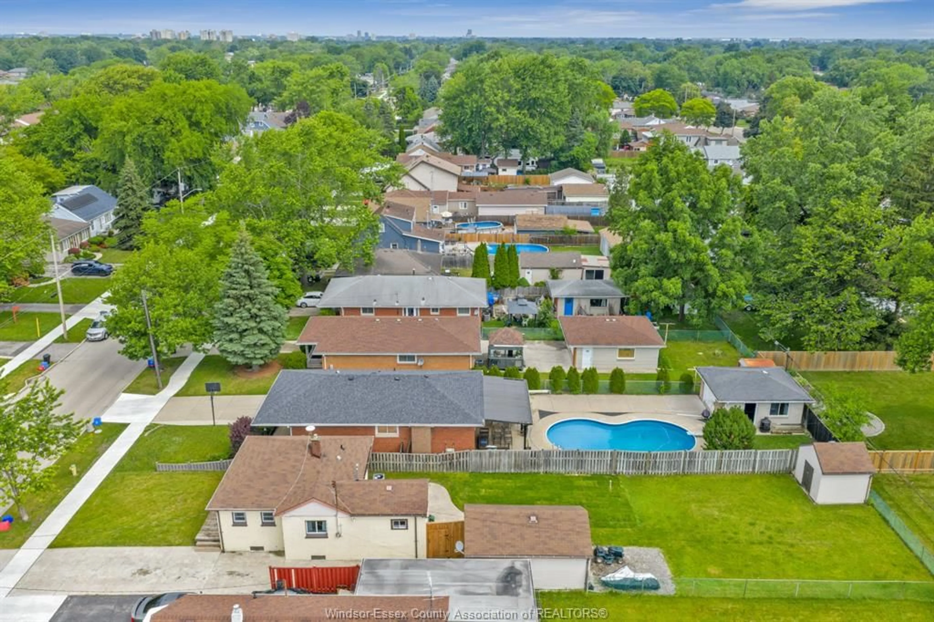 A pic from outside/outdoor area/front of a property/back of a property/a pic from drone, unknown for 1978 Ferndale, Windsor Ontario N8T 2L1