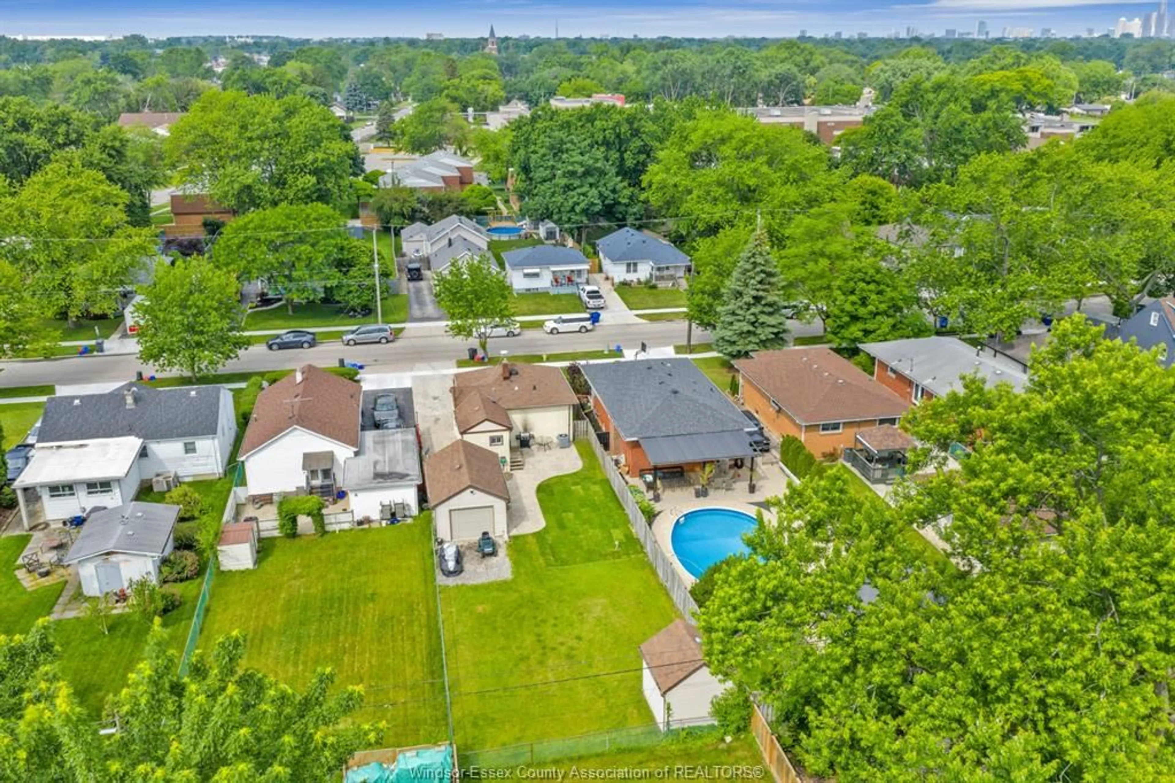 A pic from outside/outdoor area/front of a property/back of a property/a pic from drone, street for 1978 Ferndale, Windsor Ontario N8T 2L1