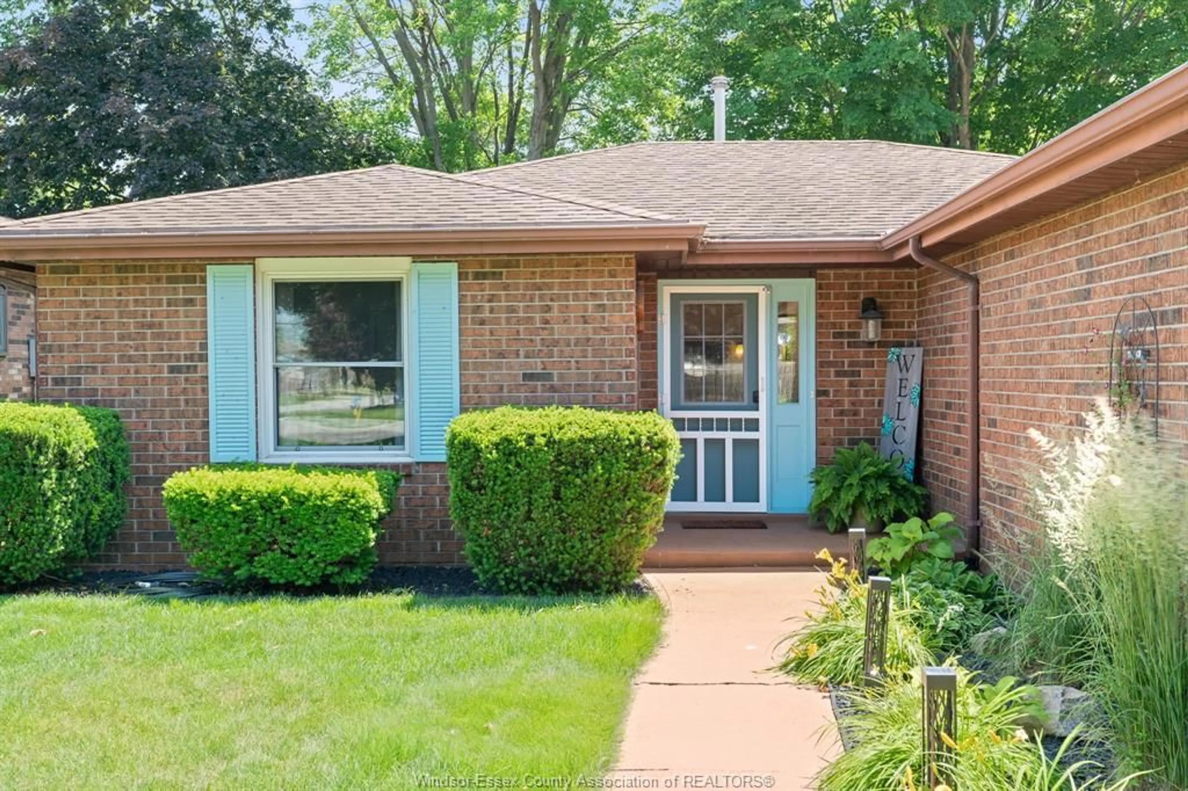 Home with brick exterior material, street for 416 Oak St, Leamington Ontario N8H 3V7