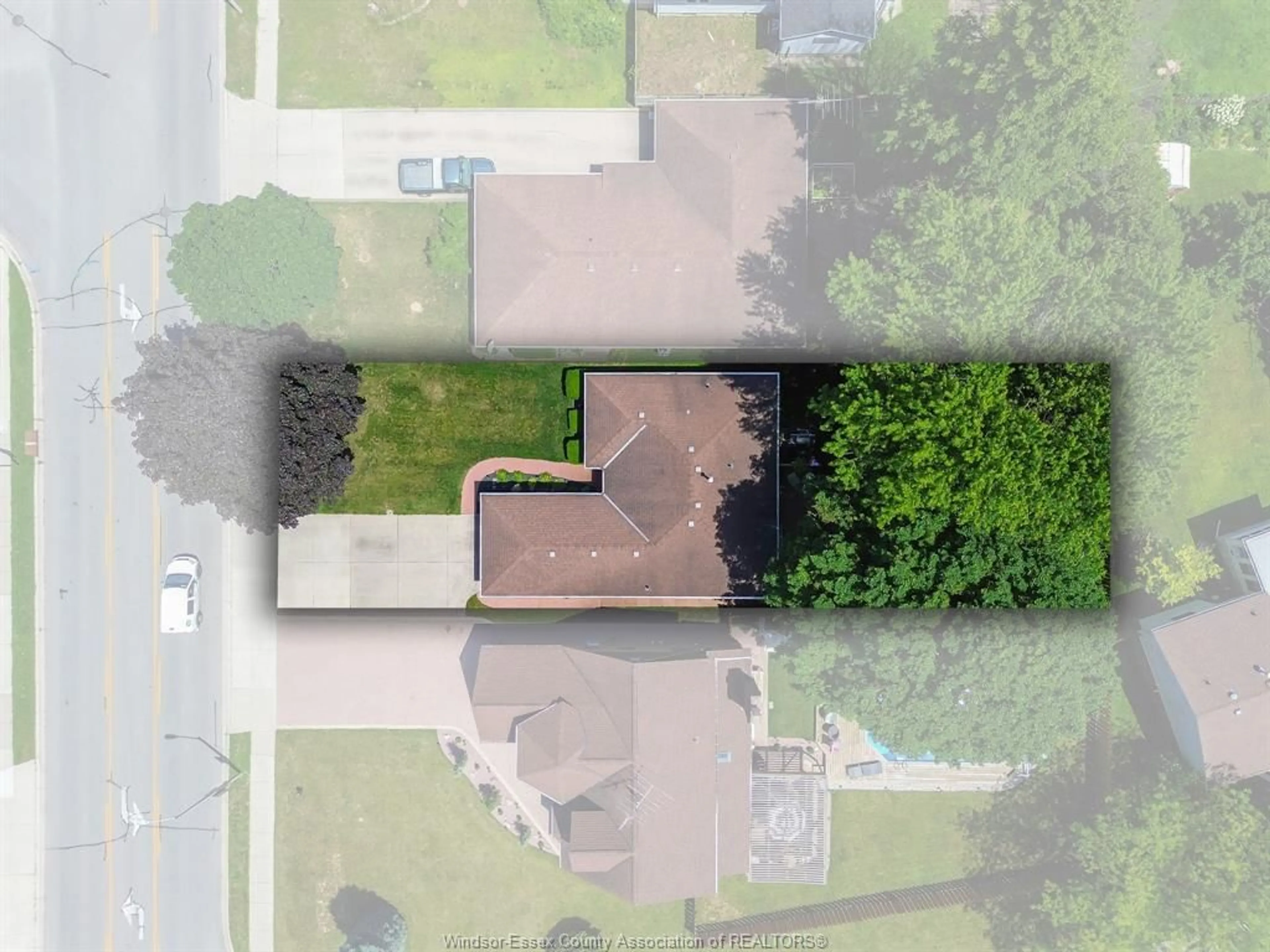 A pic from outside/outdoor area/front of a property/back of a property/a pic from drone, street for 416 Oak St, Leamington Ontario N8H 3V7